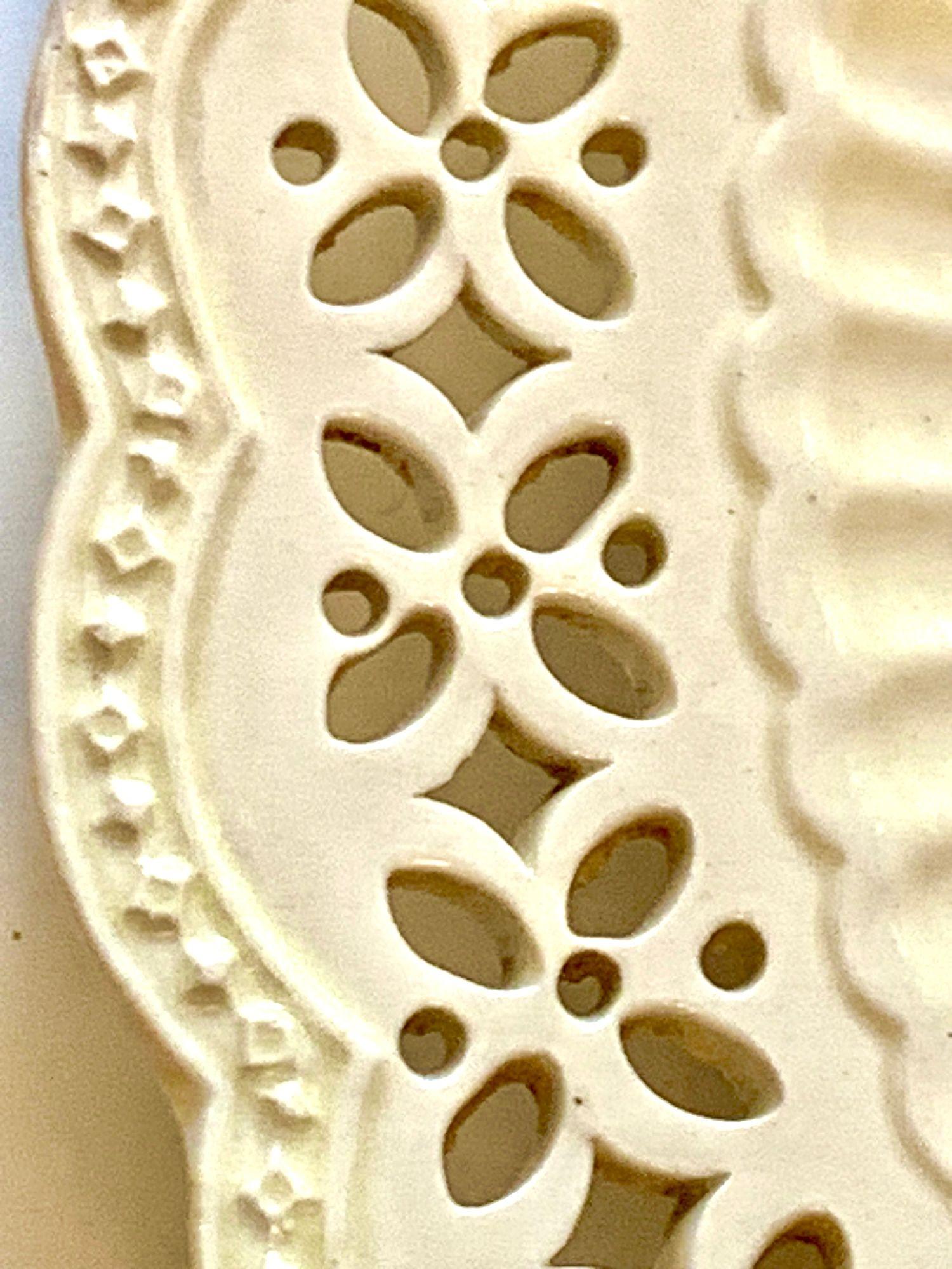 XVIIIe siècle Ancienne assiette réticulée en Creamware anglais, décor néoclassique Circa 1780 en vente