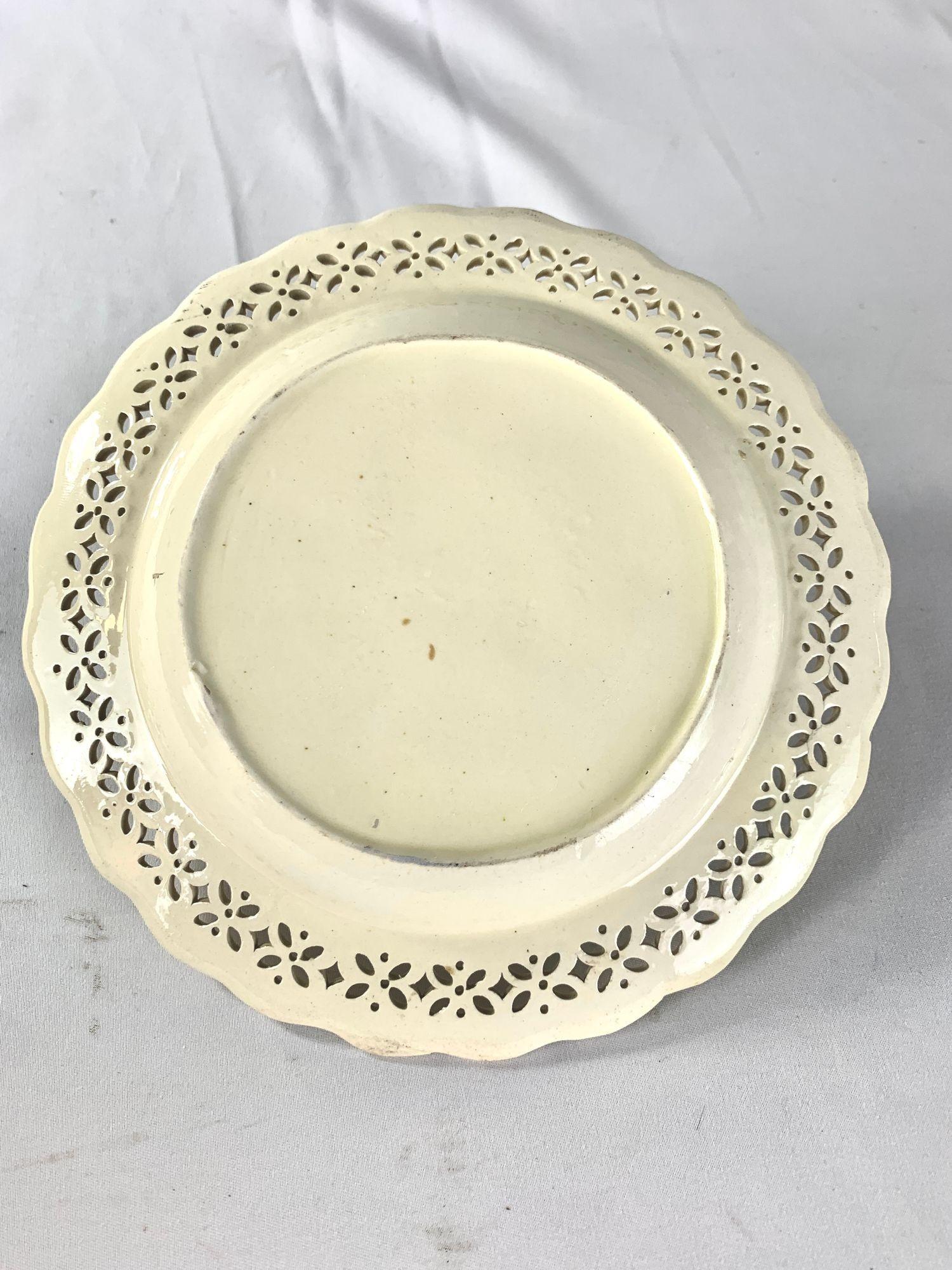 Ancienne assiette réticulée en Creamware anglais, décor néoclassique Circa 1780 en vente 1