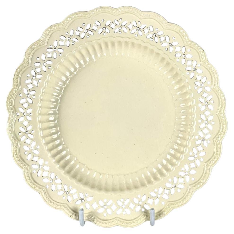 Ancienne assiette réticulée en Creamware anglais, décor néoclassique Circa 1780 en vente