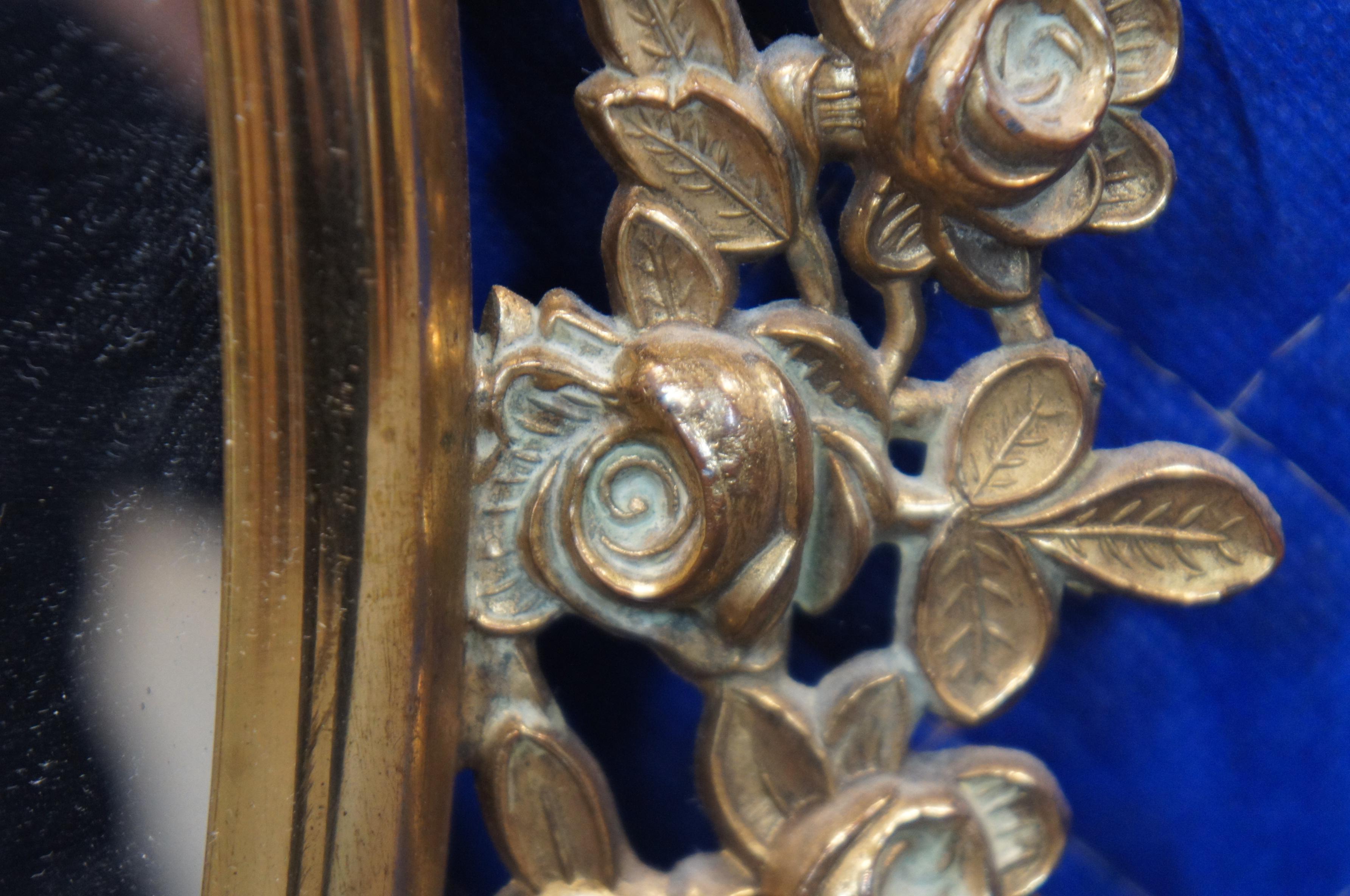 Antique miroir de coiffeuse mural ovale réticulé en métal doré et or avec roses en vente 3