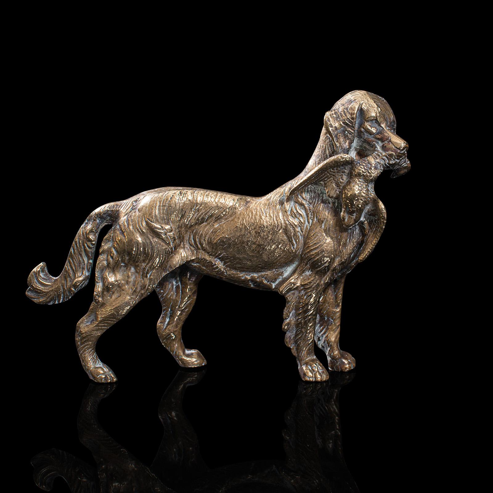 This is an antique Retriever statue. An English, cast brass decorative dog ornament in hunting pose, dating to the late Victorian period, circa 1900.

Quality Victorian study of the ever popular breed
Displaying a desirable aged patina with