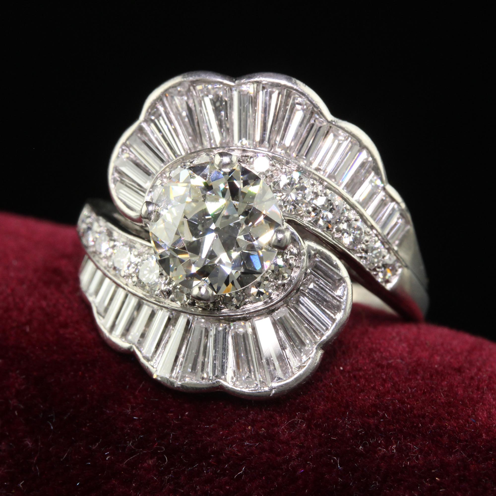 Precioso Anillo de Cóctel de Platino Retro Antiguo Europeo y Diamante Baguette - GIA. Este increíble anillo de cóctel de diamantes Retro está elaborado en platino. El anillo presenta un precioso diamante de talla europea antigua en el centro, que