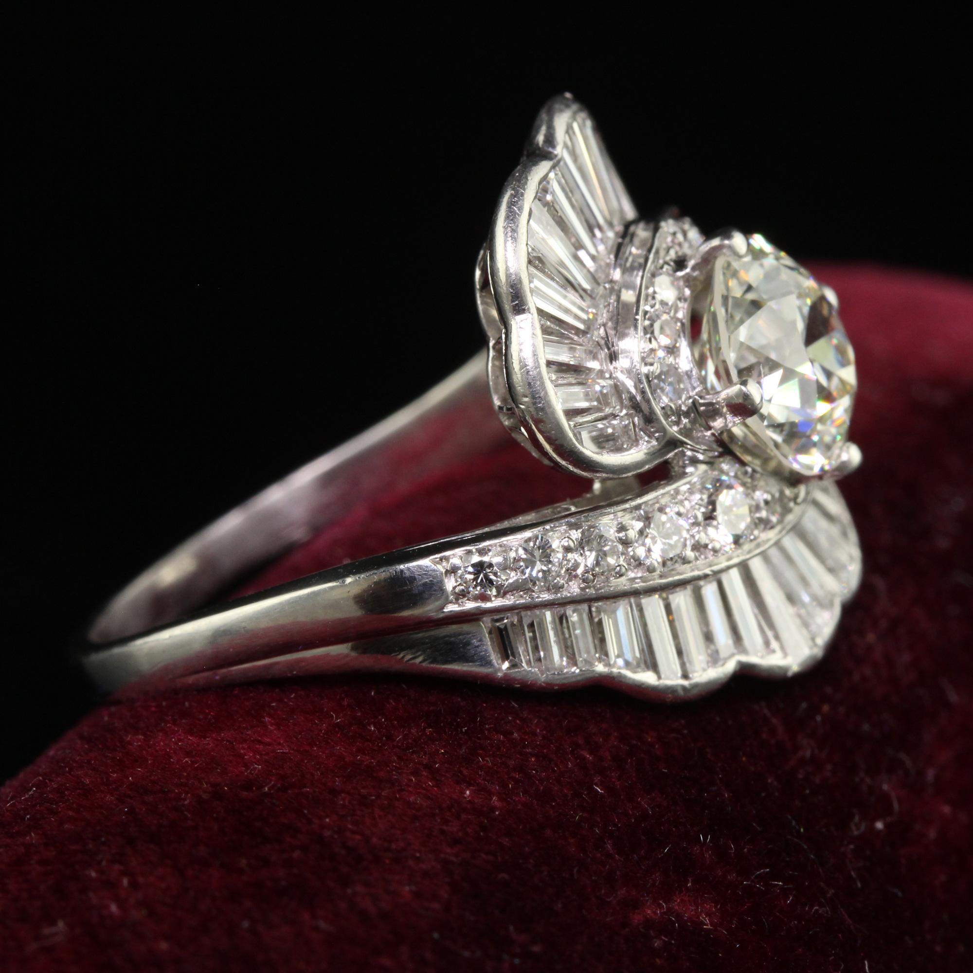 Antiguo Anillo de Cóctel Retro de Platino Viejo Europeo y Diamante Baguette - GIA en Bueno estado para la venta en Great Neck, NY
