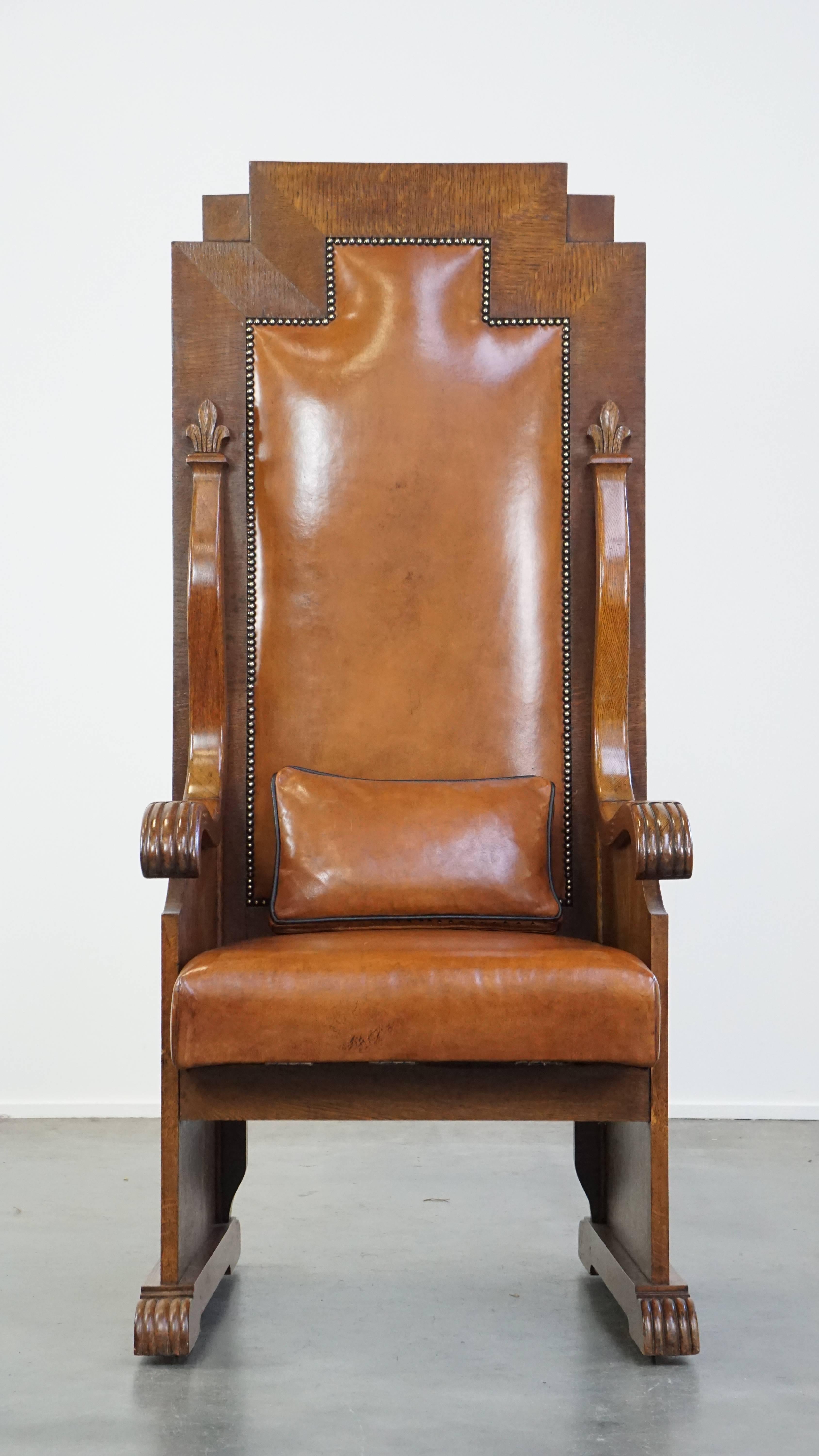 Questa grande e imponente sedia è unica nel suo genere ed è ora disponibile per l'acquisto presso di noi! È stato completamente rivestito con pelle di pecora di prima qualità.
Questo splendido gioiello deve essere visto di persona!

Nota bene:
Le