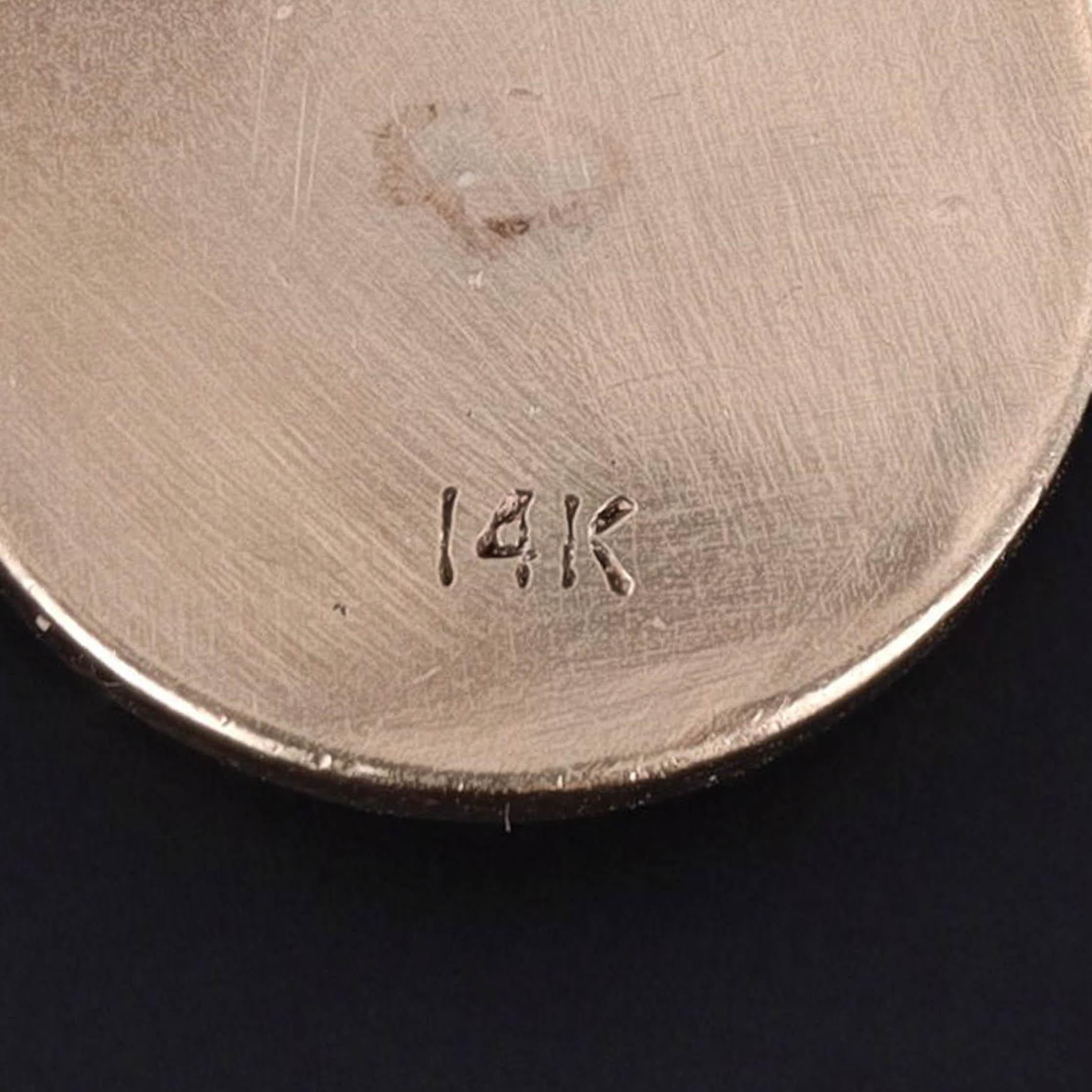 Antiguo Amuleto de Perro Terrier de Oro de 14k Tallado y Pintado al Reverso en Cristal Corte redondo en venta