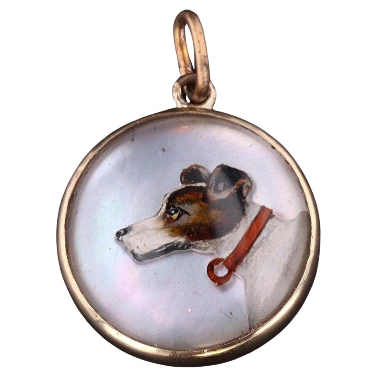 Antiguo Amuleto de Perro Terrier de Oro de 14k Tallado y Pintado al Reverso en Cristal en venta