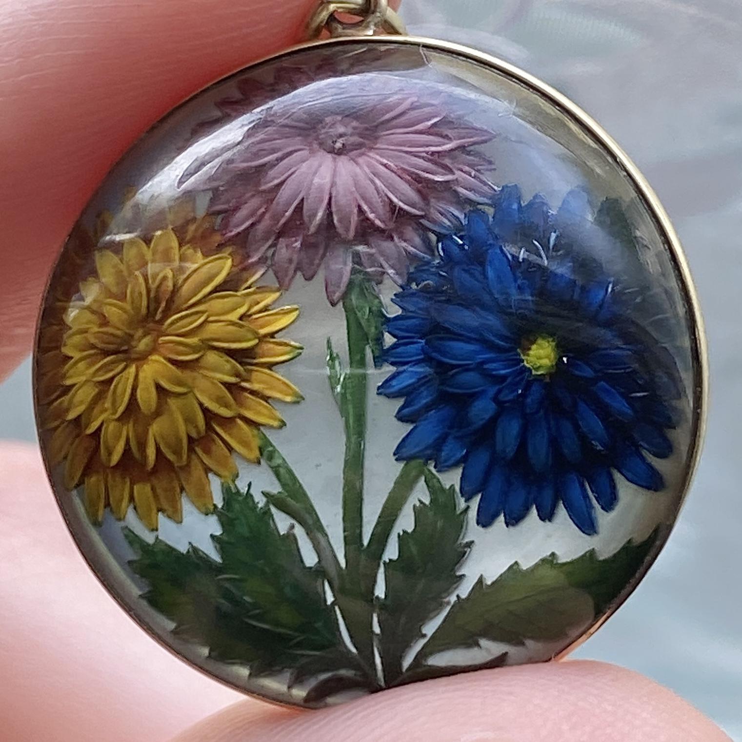 Pendentif fleur en cristal peint à l'envers en or 14k Bon état - En vente à Lewisburg, PA