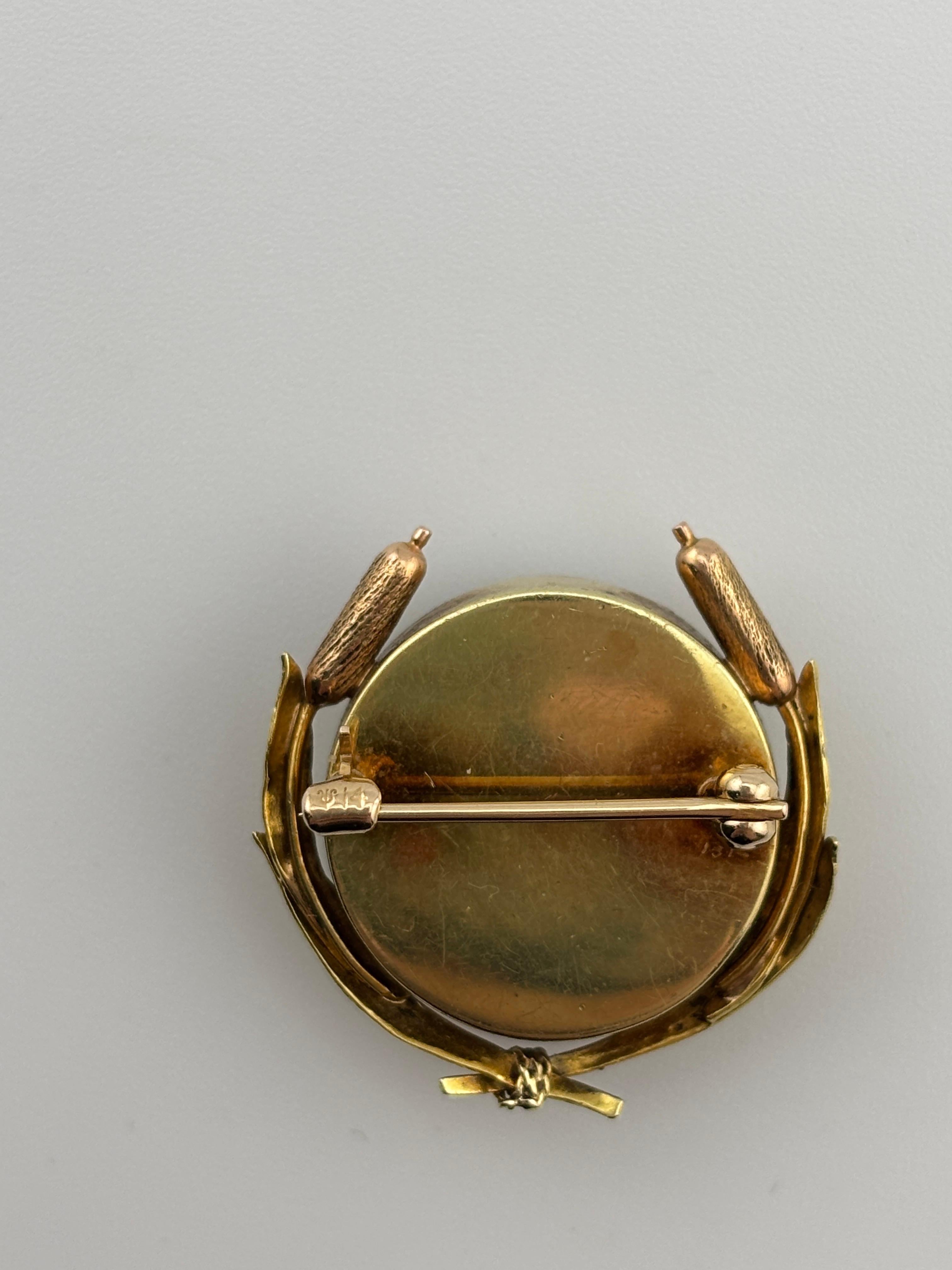 This reverse painted Essex rock crystal brooch is a stunning piece of antique jewelry, showcasing a delicate and highly skilled form of artistry.
Essex rock crystal brooches were particularly popular during the Victorian and Edwardian eras, and they