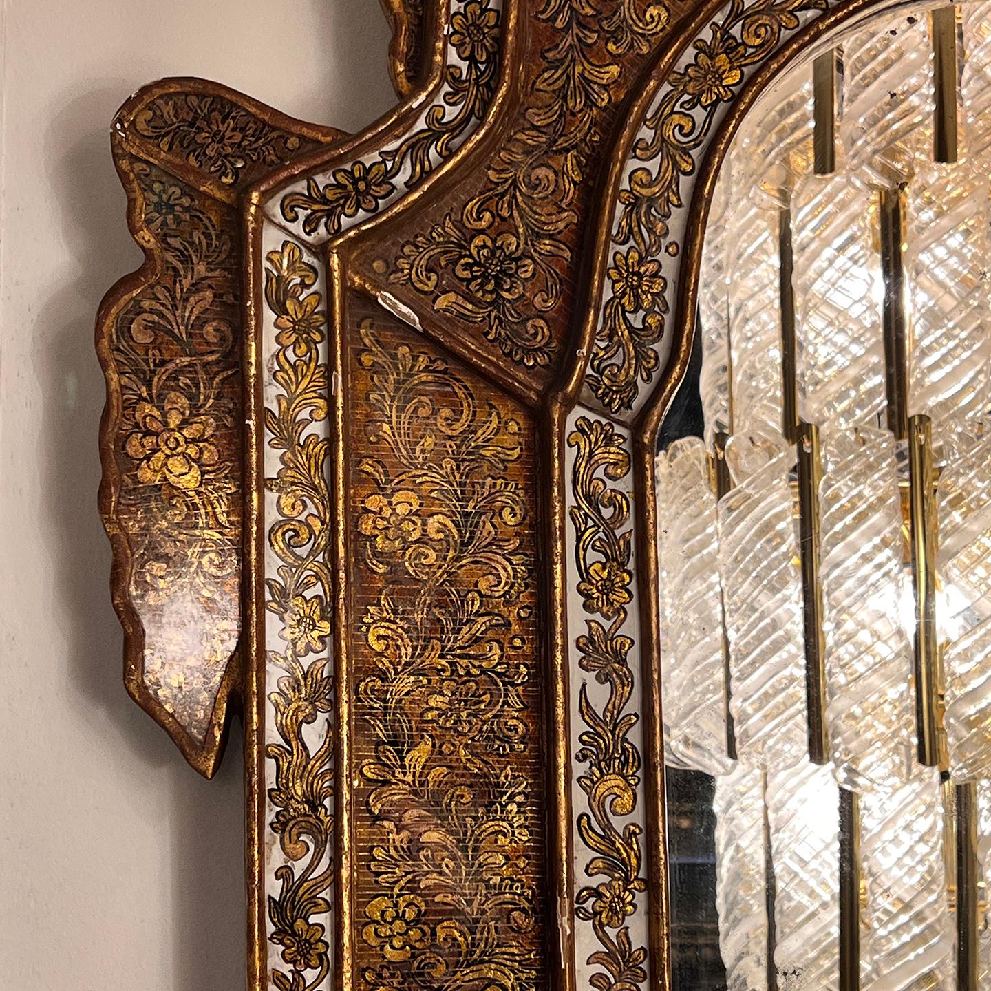 Grand miroir italien de la fin du XIXe siècle, peint à l'envers, avec un motif de feuillage sur le cadre, détails dorés.

Mesures :
Hauteur : 53.5
Largeur : 29.5