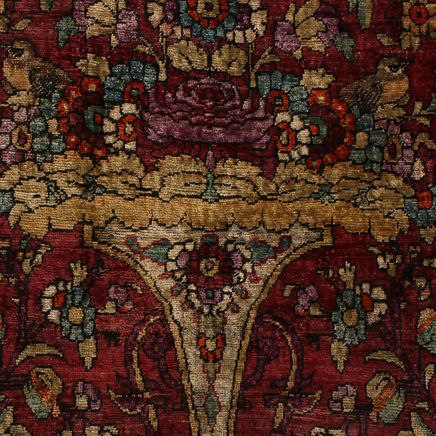 Originaire de Perse entre 1880-1890, ce tapis persan antique en laine farahan noué à la main présente une variété de représentations animales grandioses dans ce motif d'arbre de vie, y compris des lions stylistiques proéminents se détachant sur un