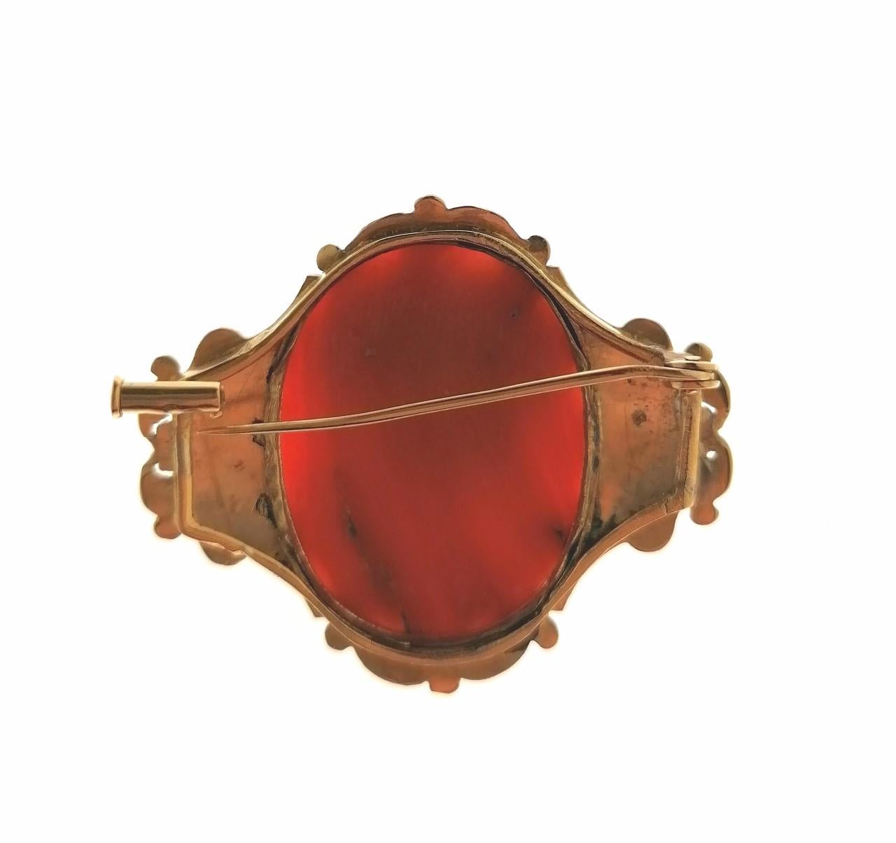Revival brooch in 22 karat yellow gold with a coral cameo with a classic lady. Wonderful XIXth century handcraft work.
