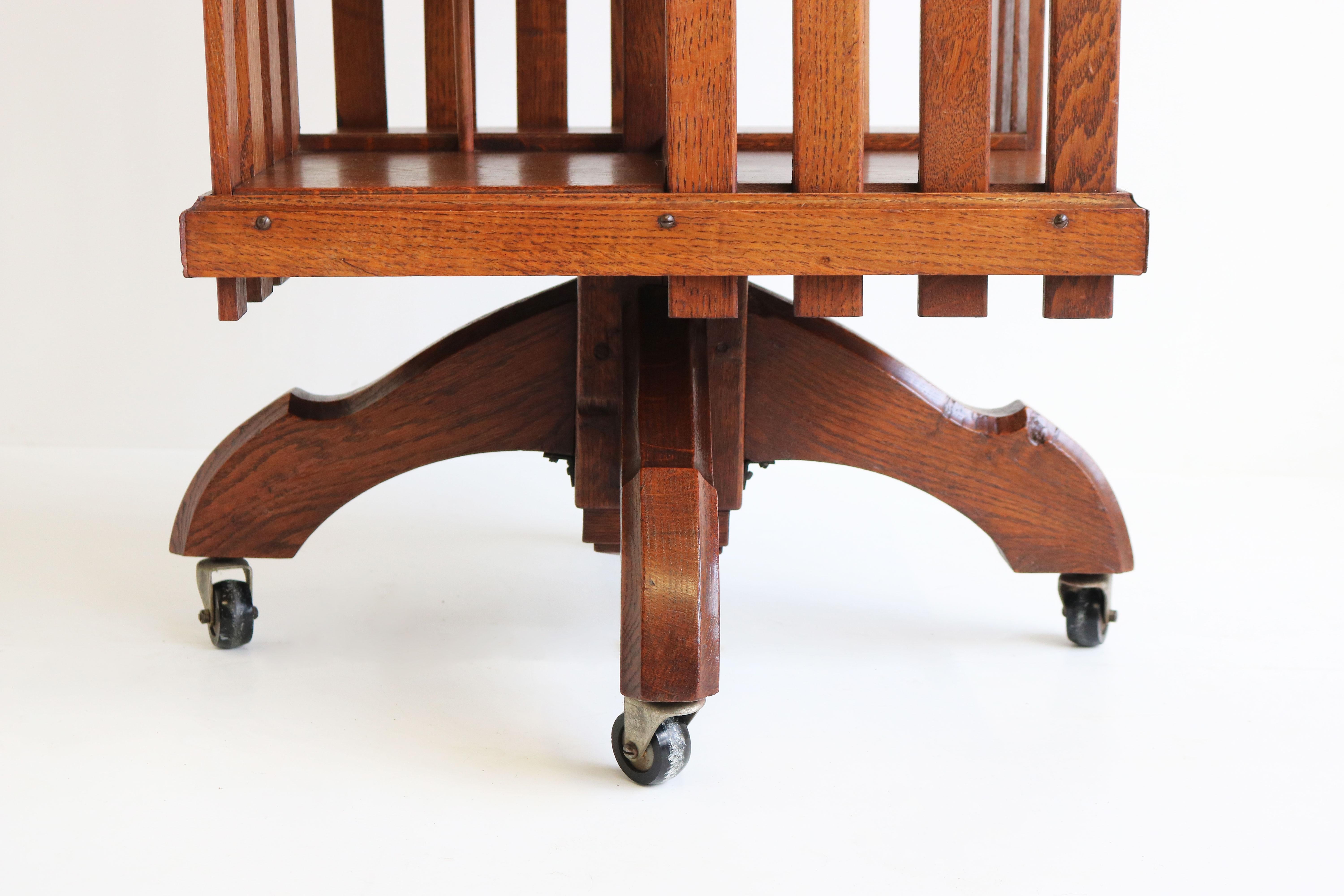 Antique Revolving Bookcase English 19th Century Tiger Oak Arts & Crafts Rotating In Good Condition For Sale In Ijzendijke, NL