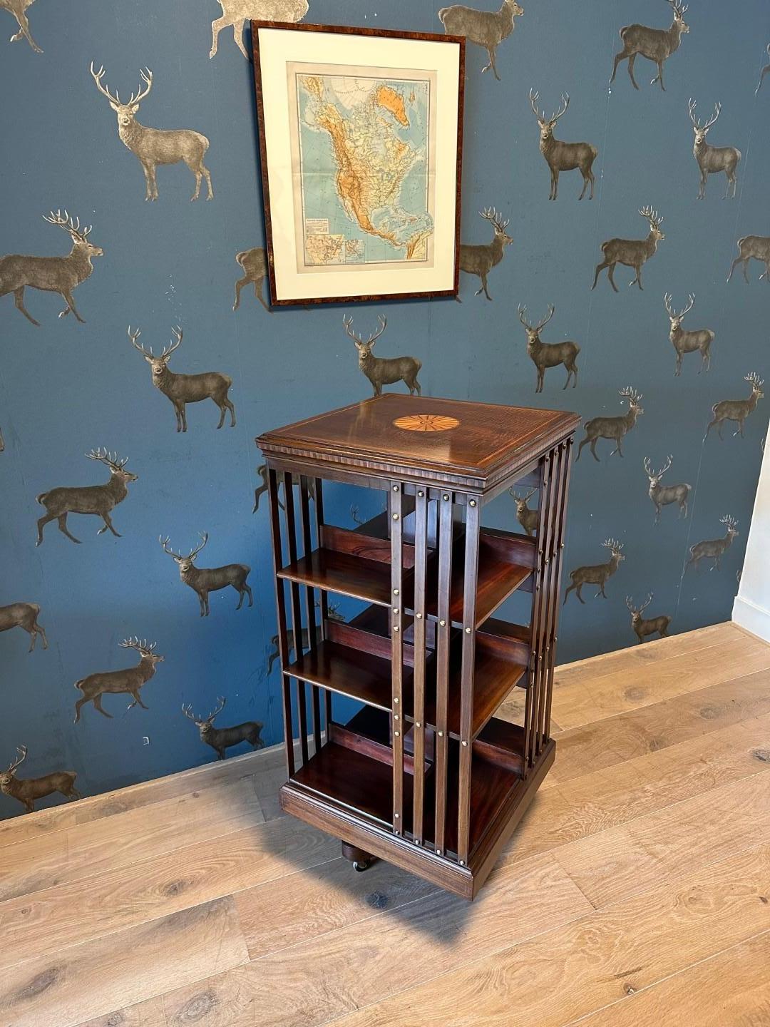 Magnifique moulin à livres ancien en acajou avec une belle marqueterie. Marqueterie de bois satiné. Superbe moulin à livres de qualité du célèbre fabricant de meubles anglais du 19e siècle Maple & Co. avec sa base en fonte caractéristique. Belle