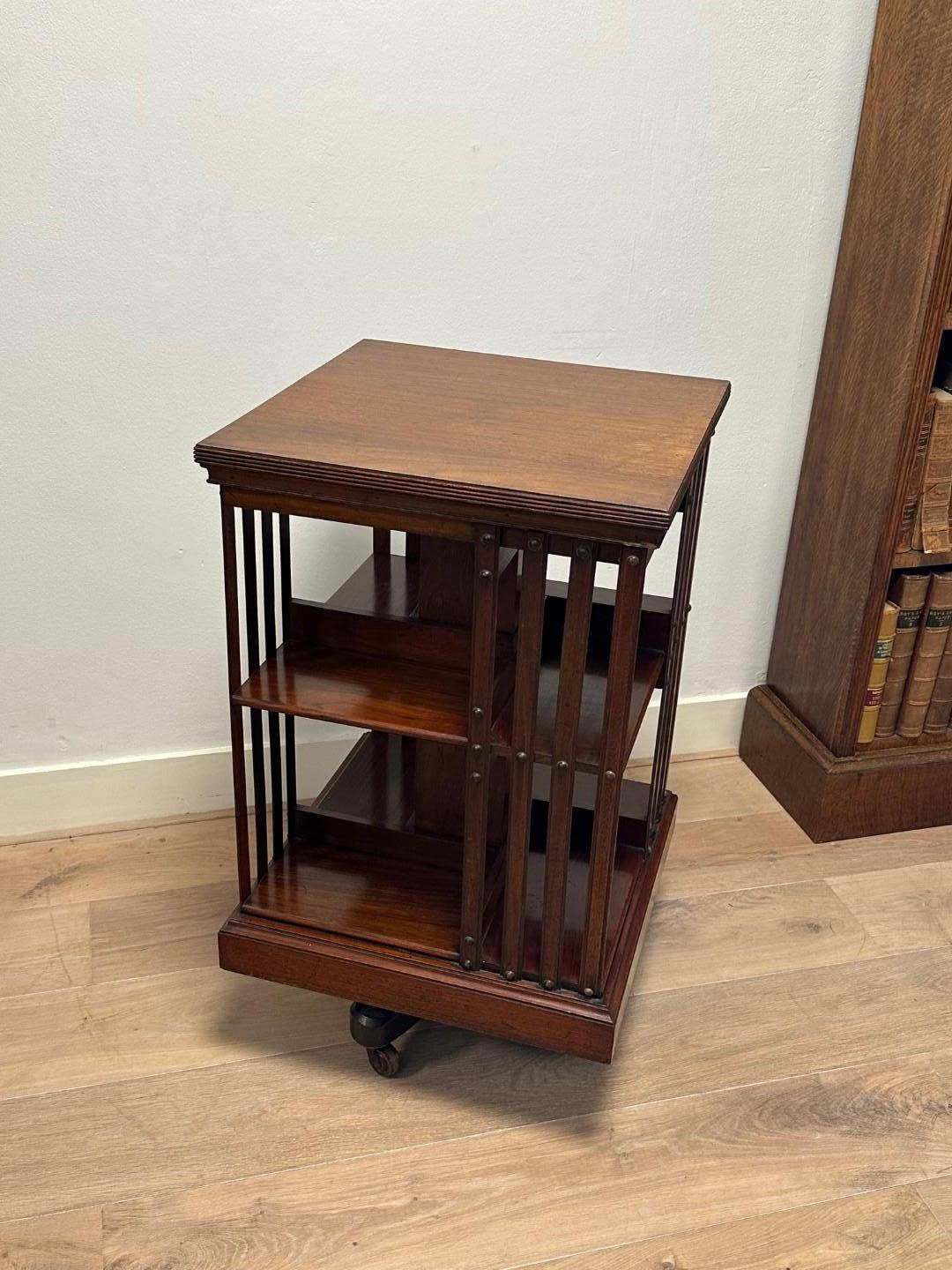 Precioso molino de libros antiguo de nogal, de calidad excepcional, del renombrado fabricante inglés de muebles del siglo XIX Maple & Co. con su característica base de hierro fundido. Un bonito aspecto envejecido.
Origen: Inglaterra, hacia