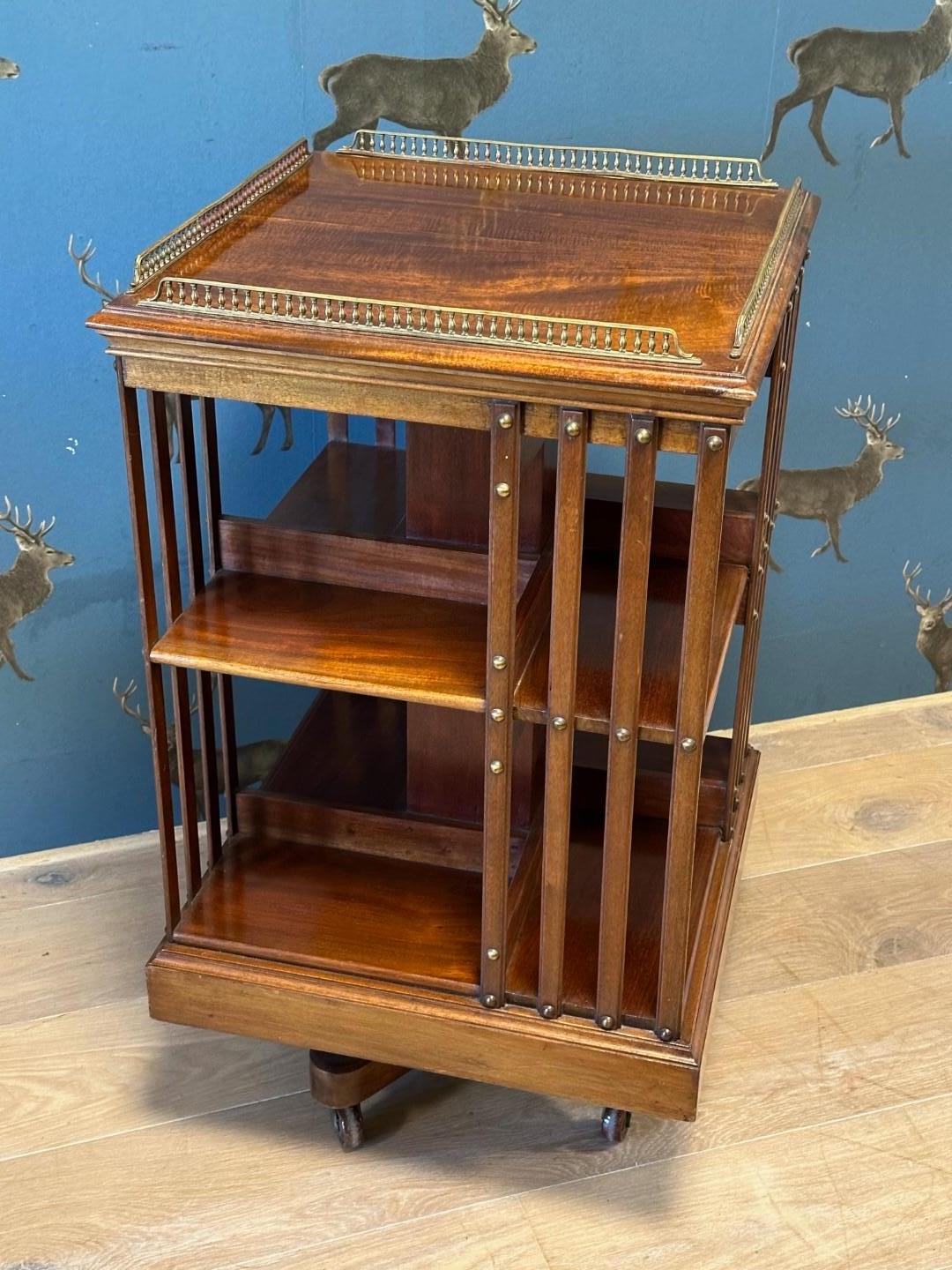 Magnifique bibliothèque tournante ancienne, entièrement en acajou massif. La balustrade au sommet est spéciale. Belle couleur chaude, qualité supérieure et base en fonte. Il a été fabriqué par le célèbre fabricant de meubles anglais du XIXe siècle
