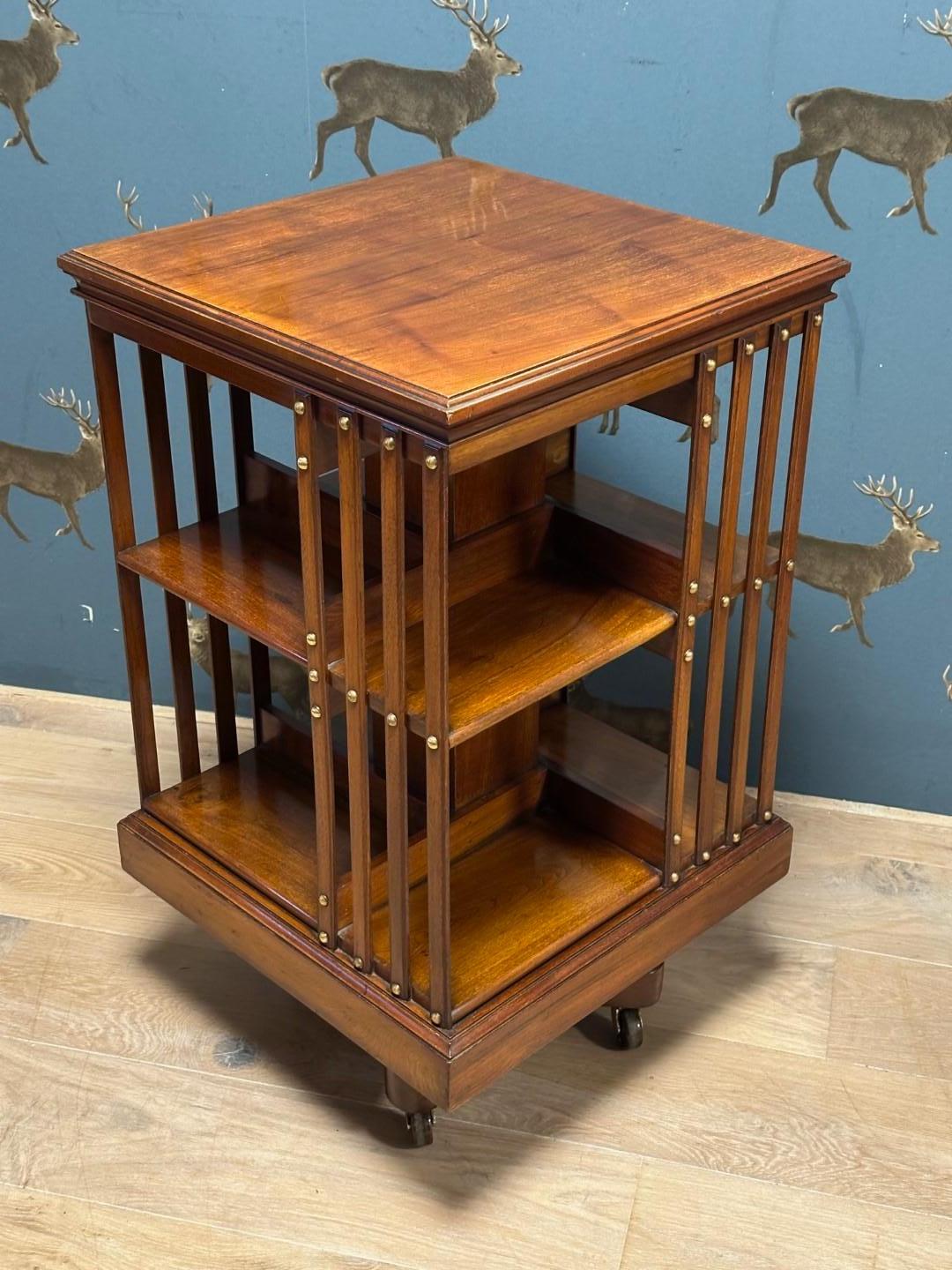 Bellissimo mulino a libro antico in noce, di qualità eccezionale del famoso produttore di mobili inglese del XIX secolo Maple & Co. con la caratteristica base in ghisa. Splendido aspetto invecchiato

Origine: Inghilterra, ca. 1900

Dimensioni: 49cm