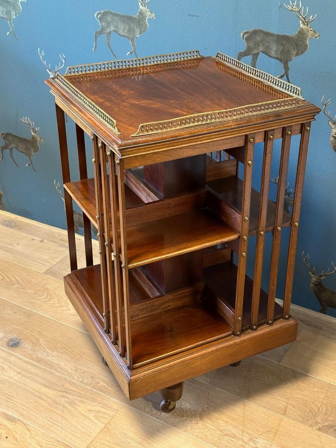 Bibliothèque tournante ancienne Bon état - En vente à Eindhoven, NL
