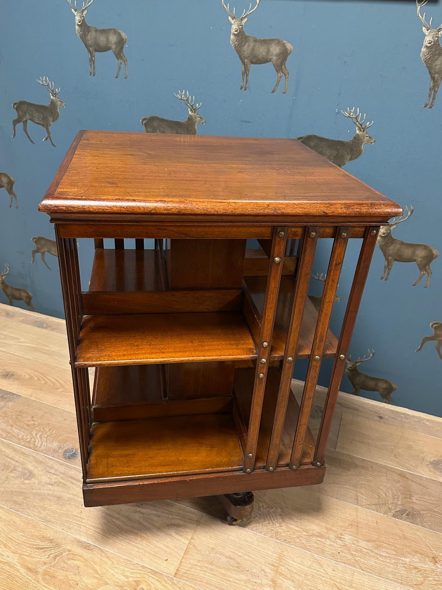 Antique revolving bookcase In Good Condition For Sale In BEEKBERGEN, NL
