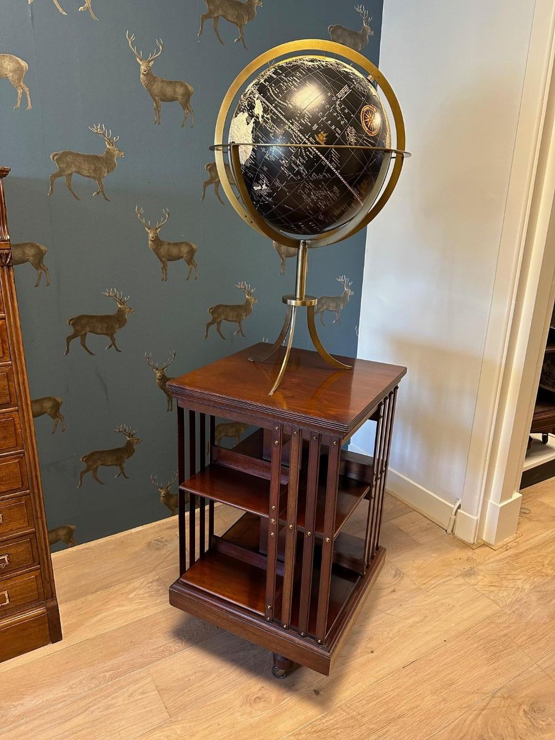 Antique revolving bookcase In Good Condition For Sale In Eindhoven, NL