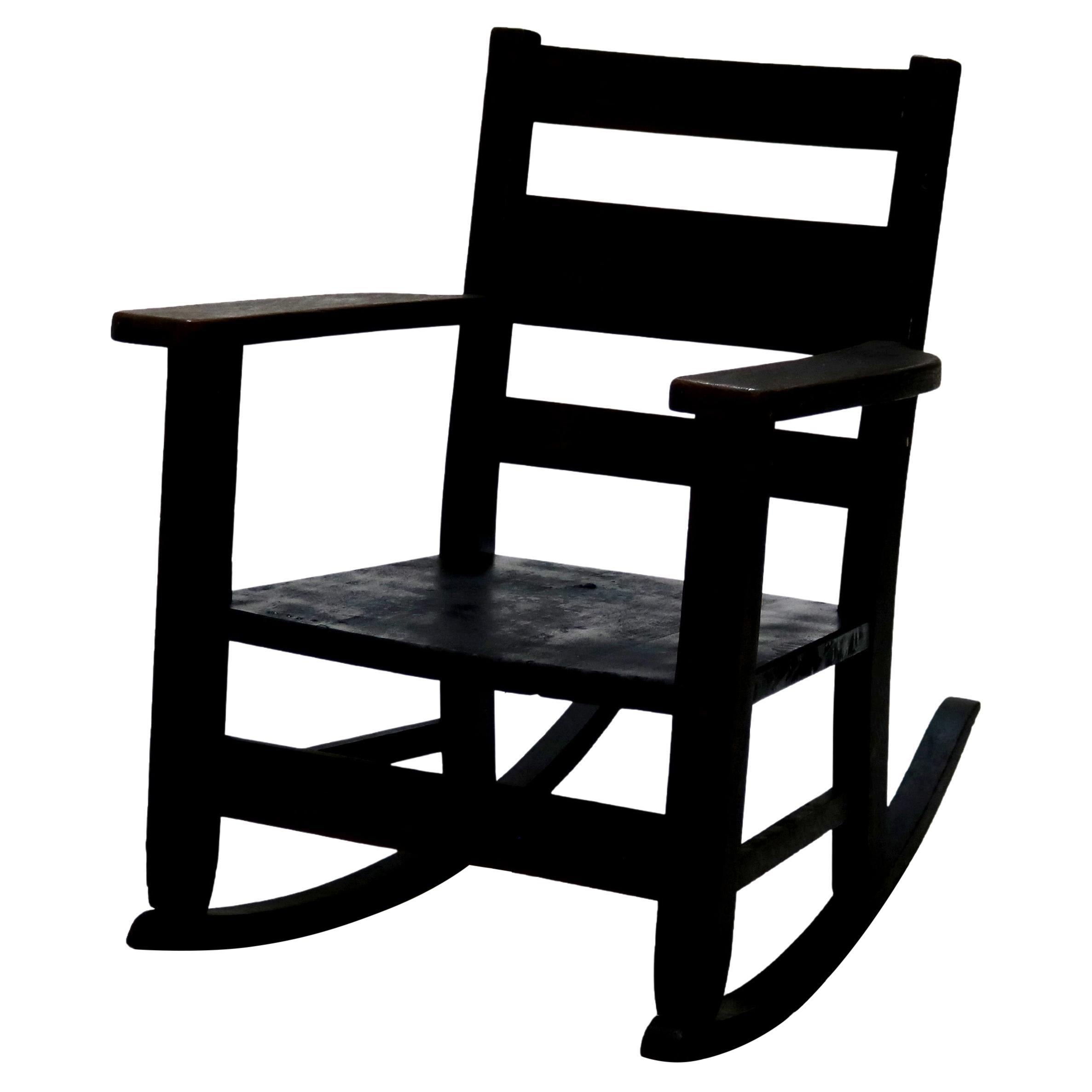 Sedia a dondolo antica RH Conant
s Sons Mission Arts 
Crafts in quercia con schienale a doghe del 1910 ca.