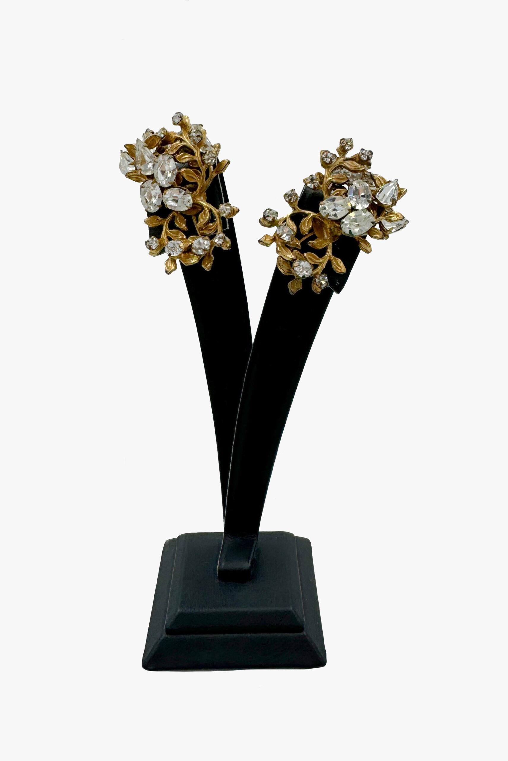 Antique branch-shaped clips with rhinestones

Period – 1930s

Length:  4,5 cm

Width:  4 cm

Condition – very good

........Additional information ........

- Photo might be slightly different from actual item in terms of color due to the lighting
