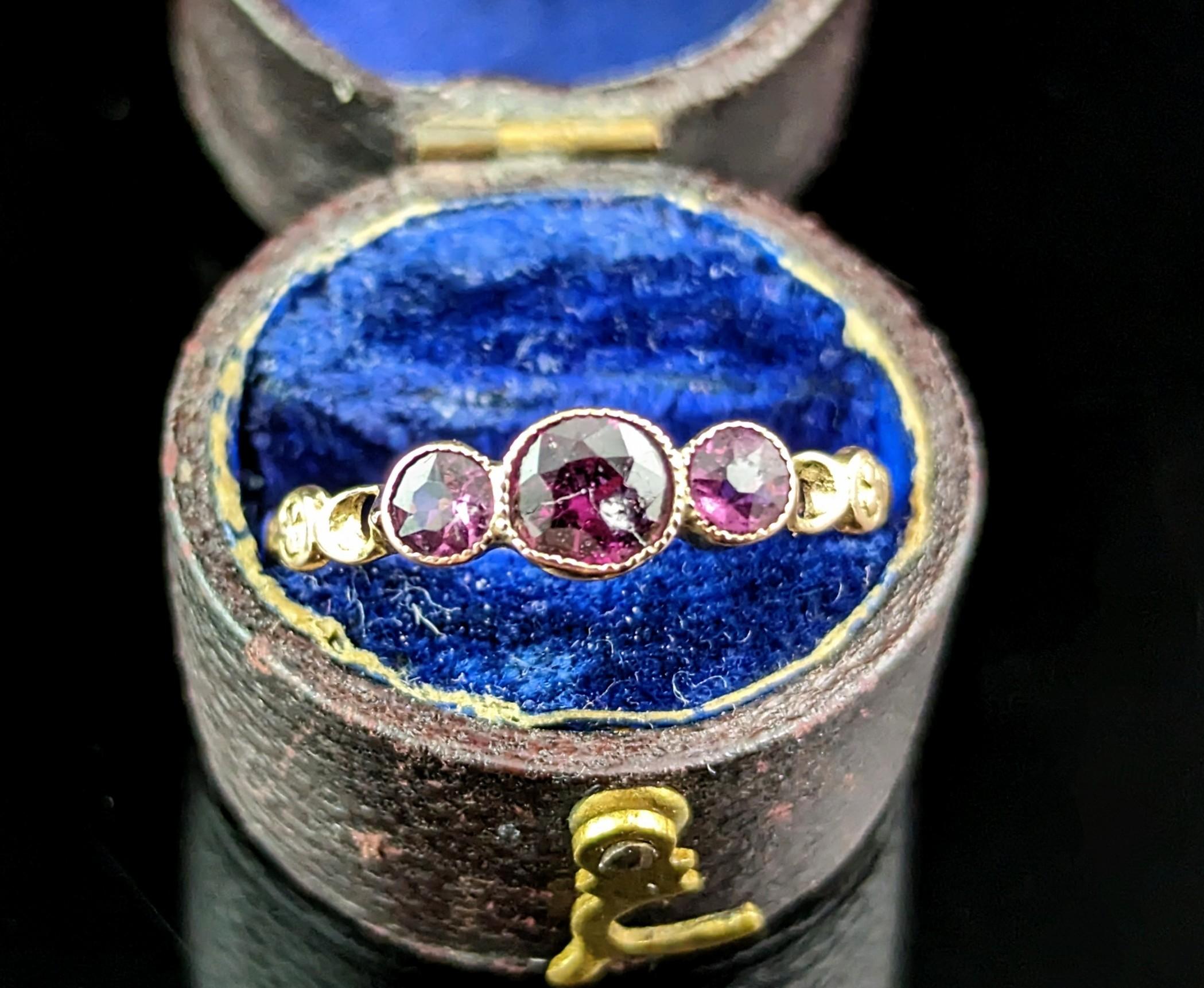 Round Cut Antique Rhodolite Garnet three stone ring, 9k gold 