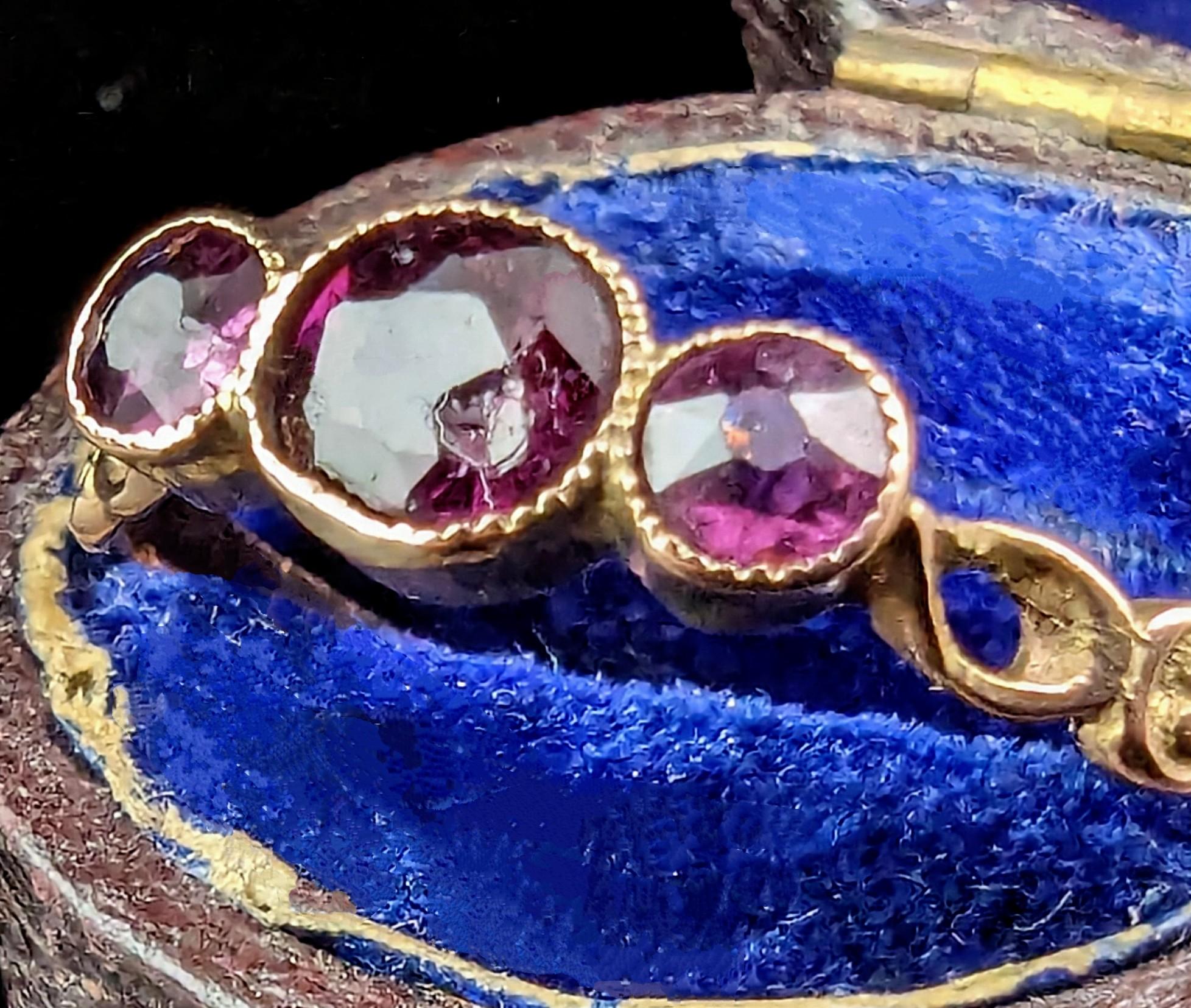 Antique Rhodolite Garnet three stone ring, 9k gold  In Fair Condition In NEWARK, GB