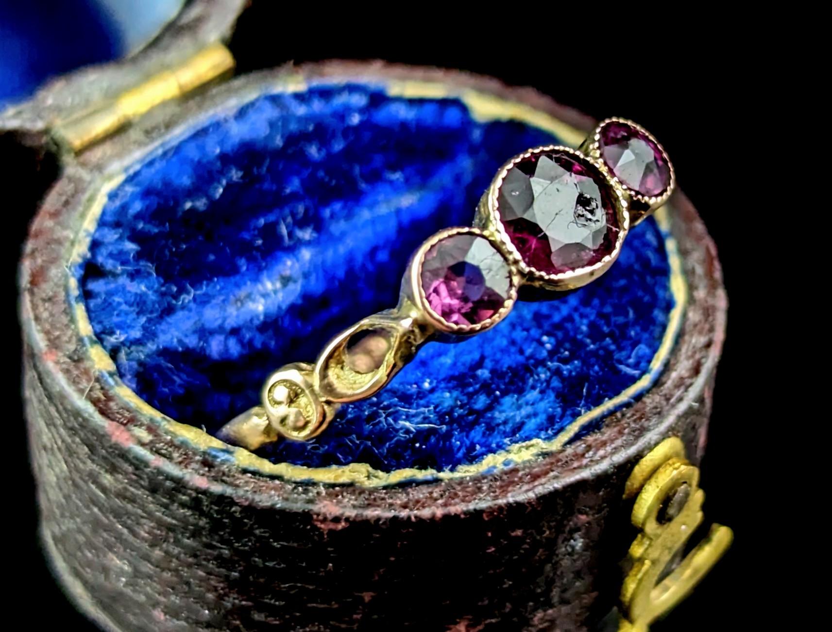 Women's Antique Rhodolite Garnet three stone ring, 9k gold 