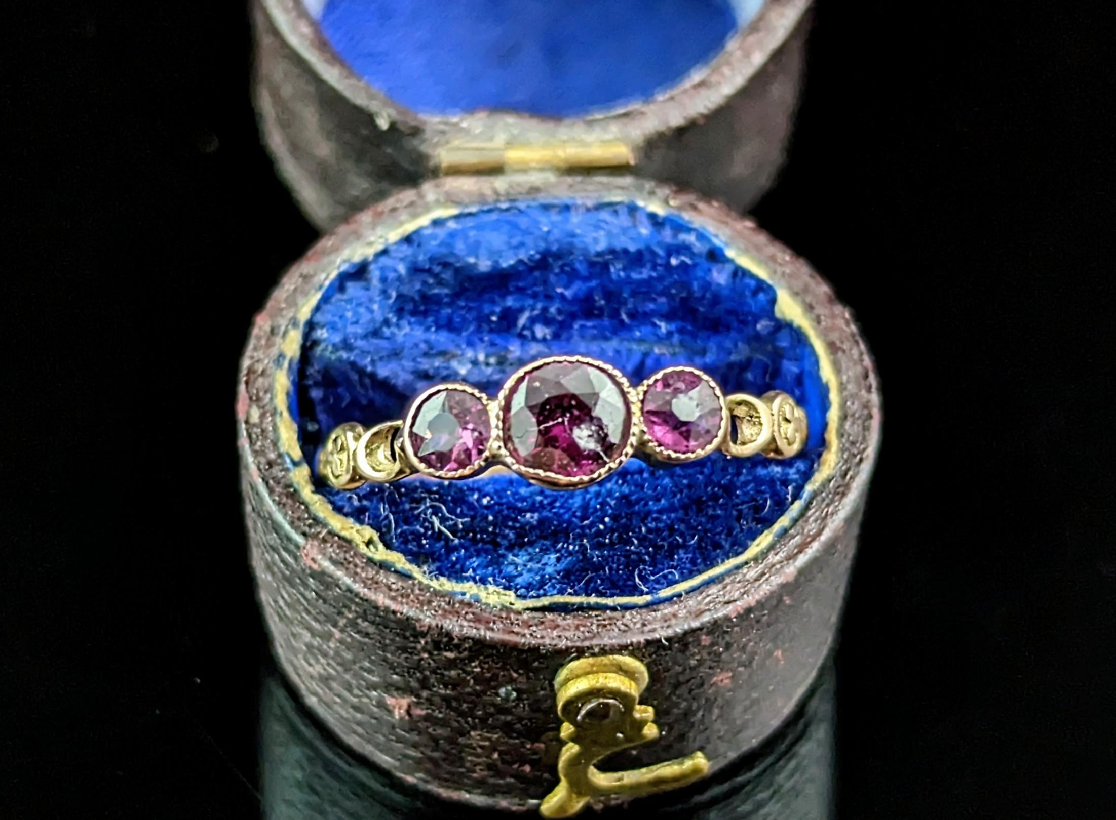 Antique Rhodolite Garnet three stone ring, 9k gold  1