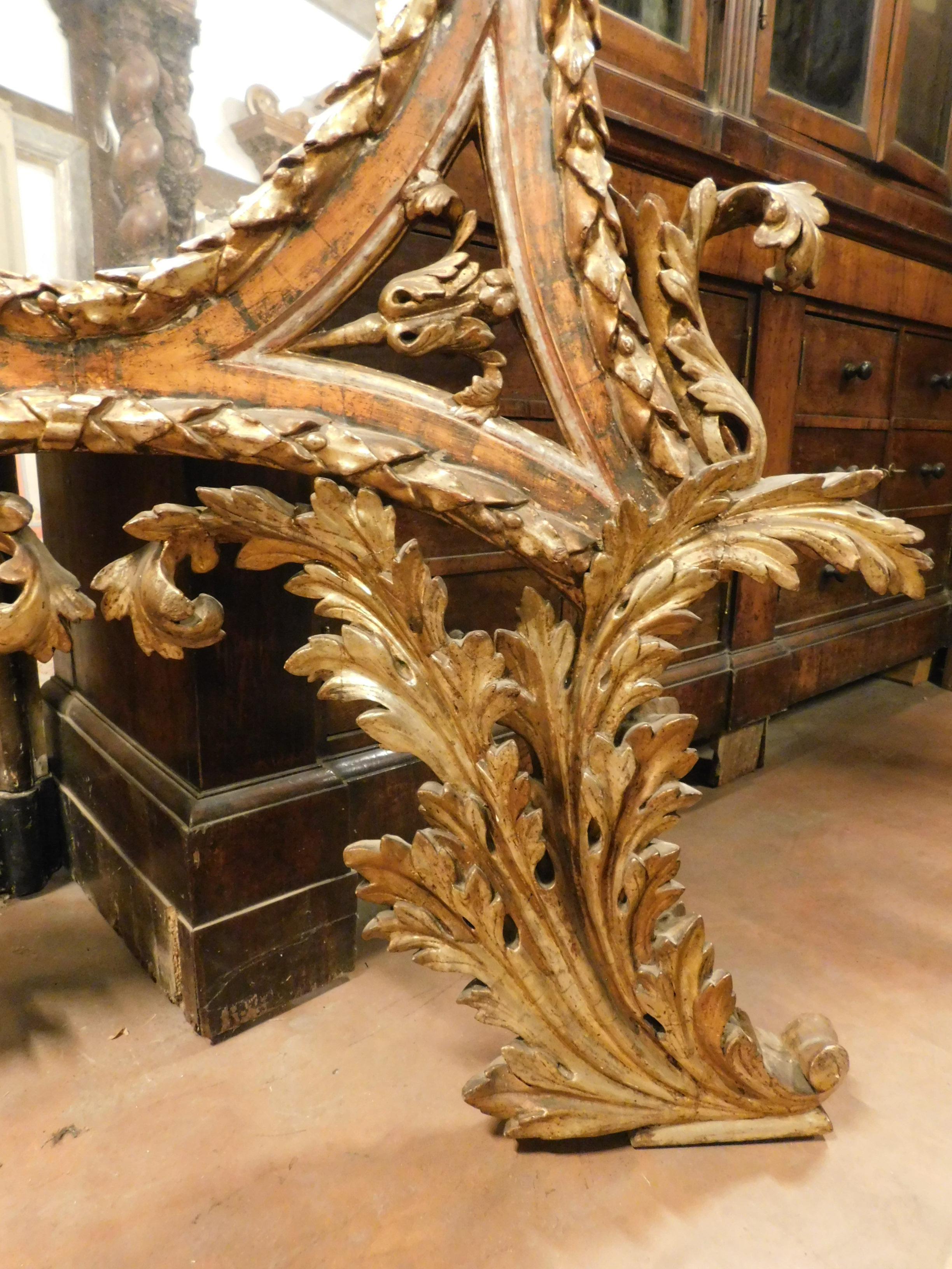 Miroir ancien riche en or avec feuilles, Italie, 18ème siècle en vente 4