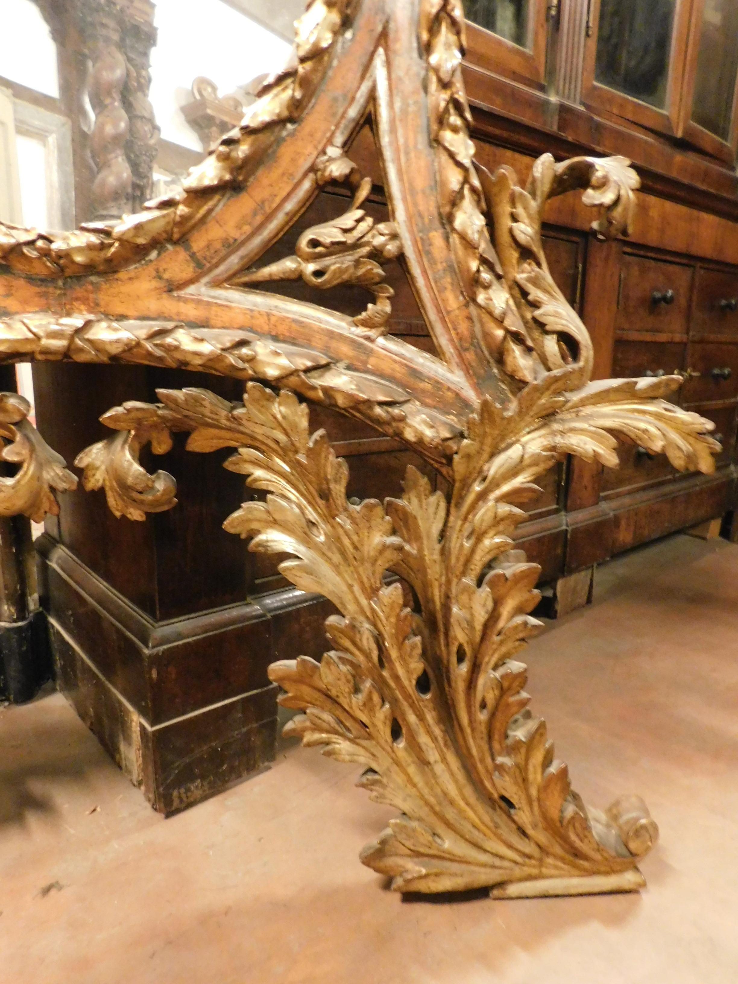 Antique Rich Golden Mirror mit Blättern, 18. Jahrhundert Italien im Angebot 6
