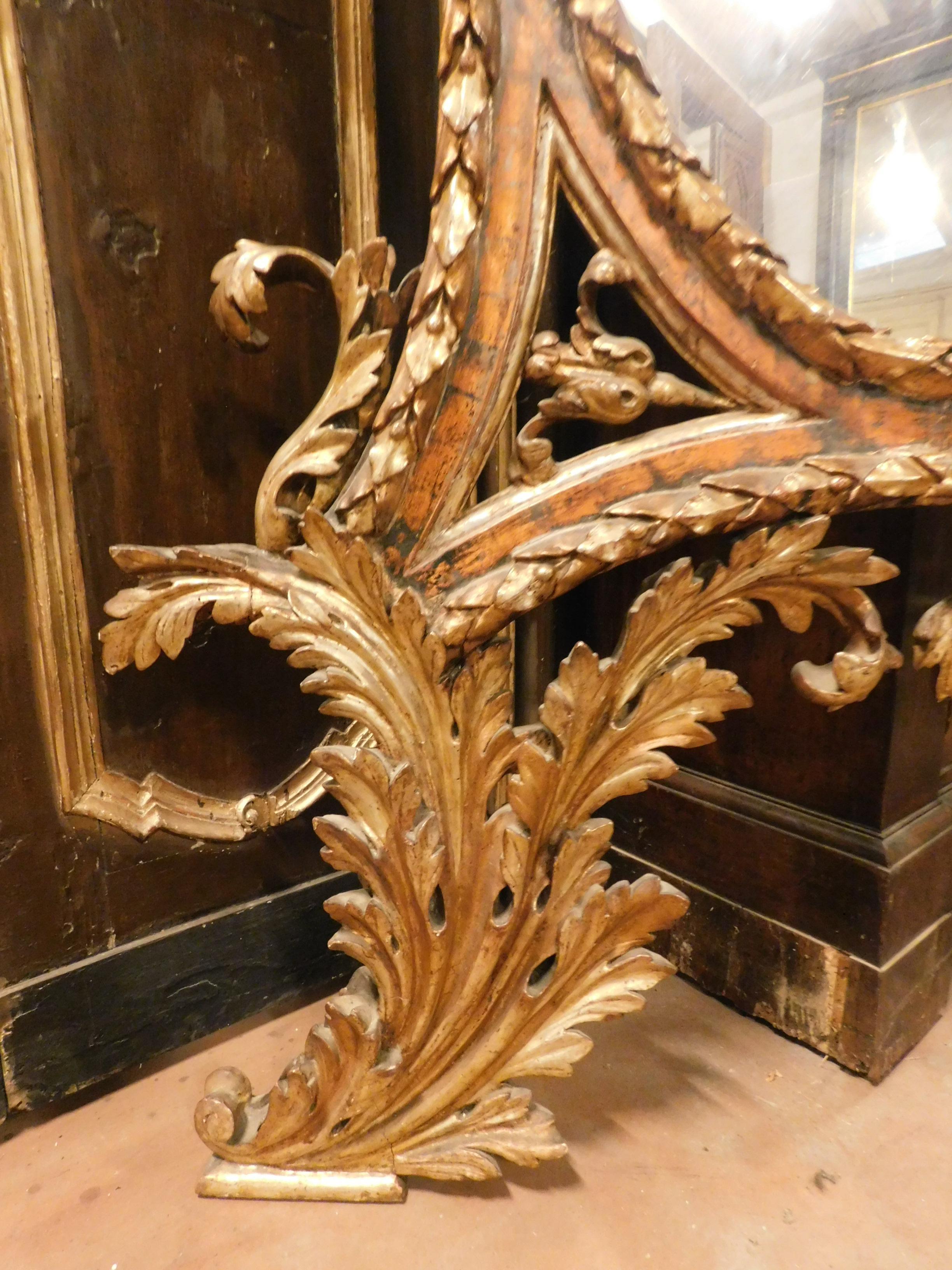 Miroir ancien riche en or avec feuilles, Italie, 18ème siècle en vente 7