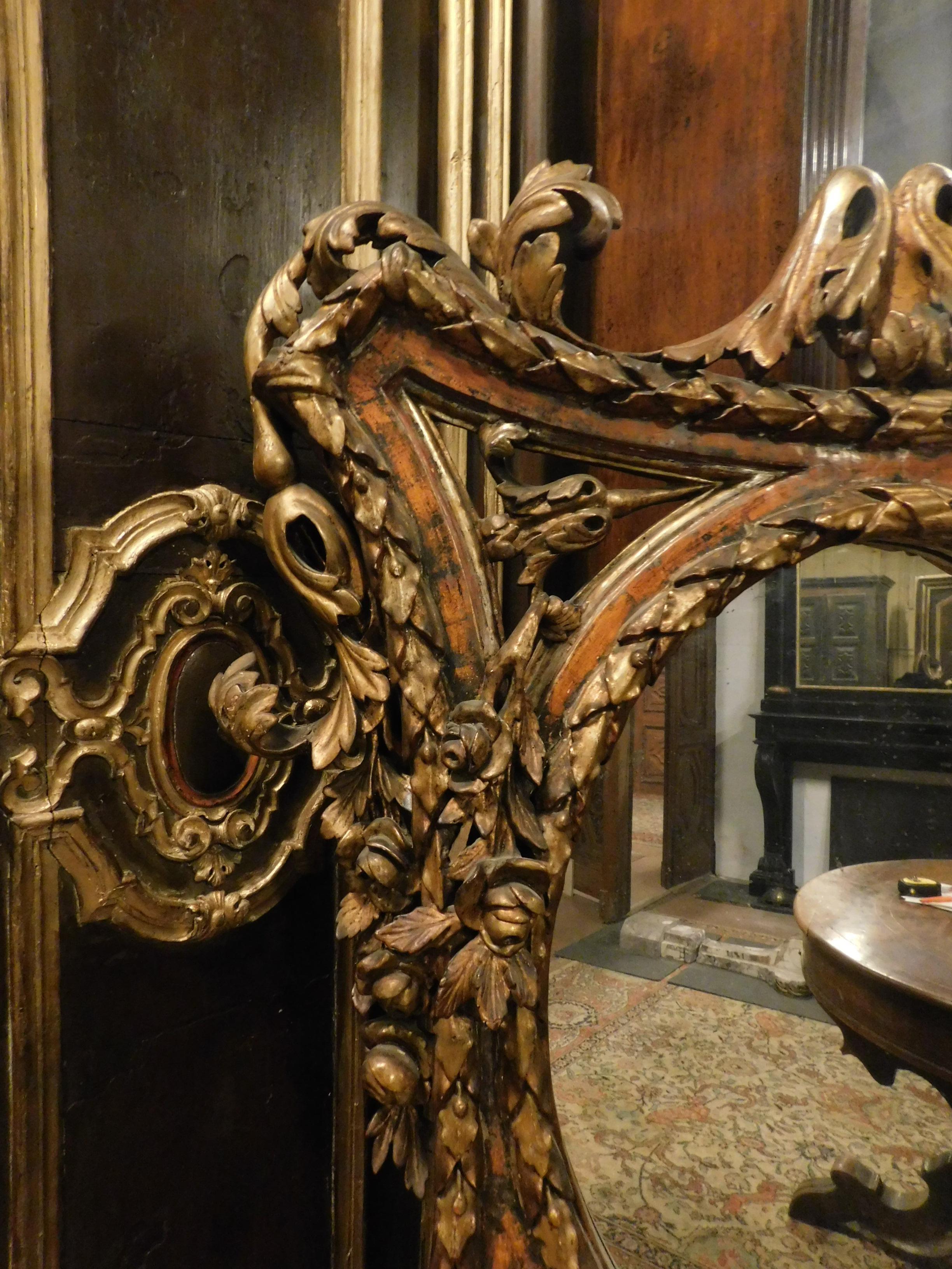 Antique Rich Golden Mirror mit Blättern, 18. Jahrhundert Italien im Zustand „Gut“ im Angebot in Cuneo, Italy (CN)