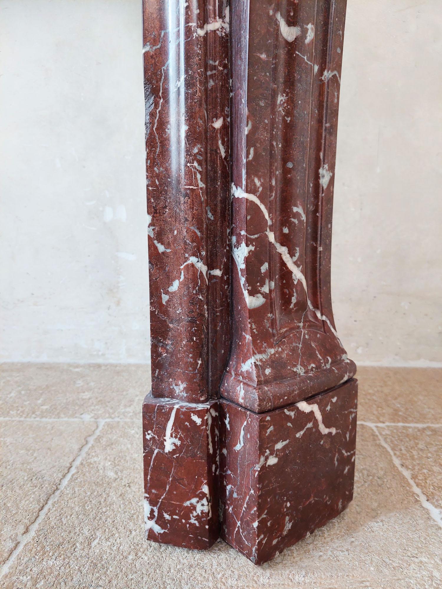 Cheminée Trois Coquilles ancienne, riche et sculptée à la main en marbre rouge en vente 4