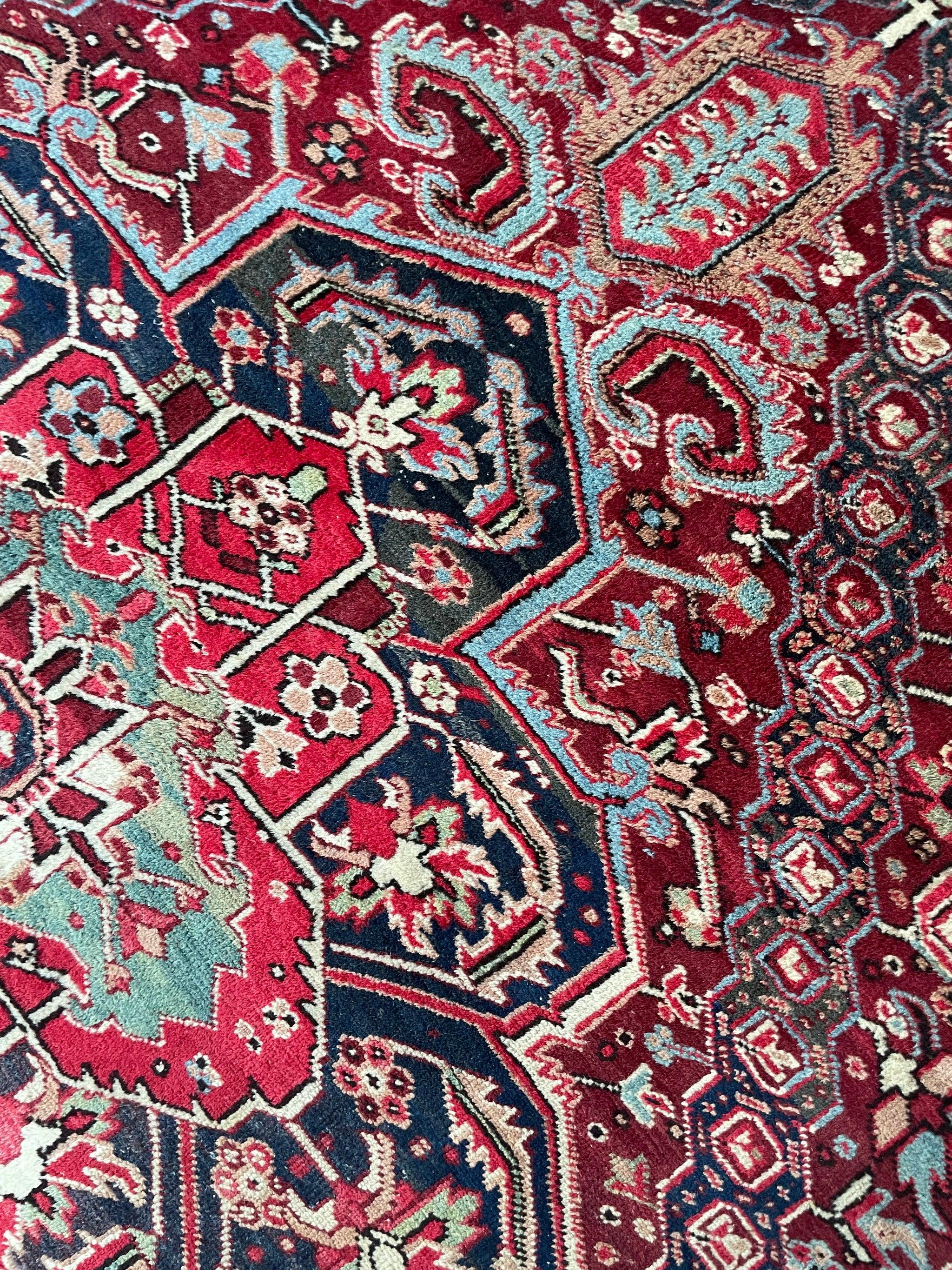 Inhabituelle antiquité riche Heriz  Pile complète  Verts pastel, Bourgogne, Merlot,  Beige, Bleu glacier, Camel, Taupe

A propos : Un design unique et une palette de couleurs étonnante ! Vous allez adorer cette pièce, faites confiance  Moi !

Taille