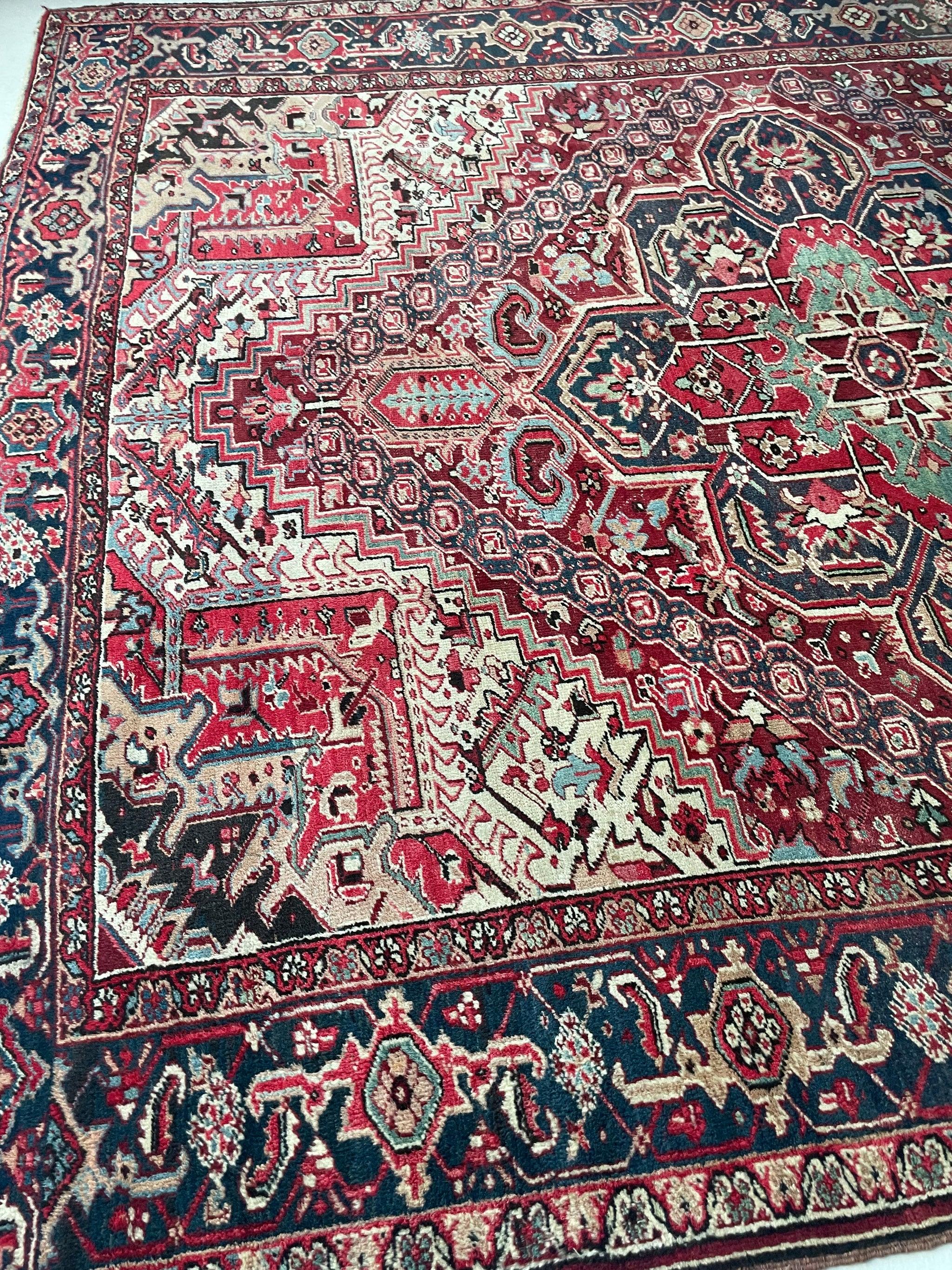 Noué à la main Antiquity Rich Heriz Rug Full Pile, c. 1940's. en vente