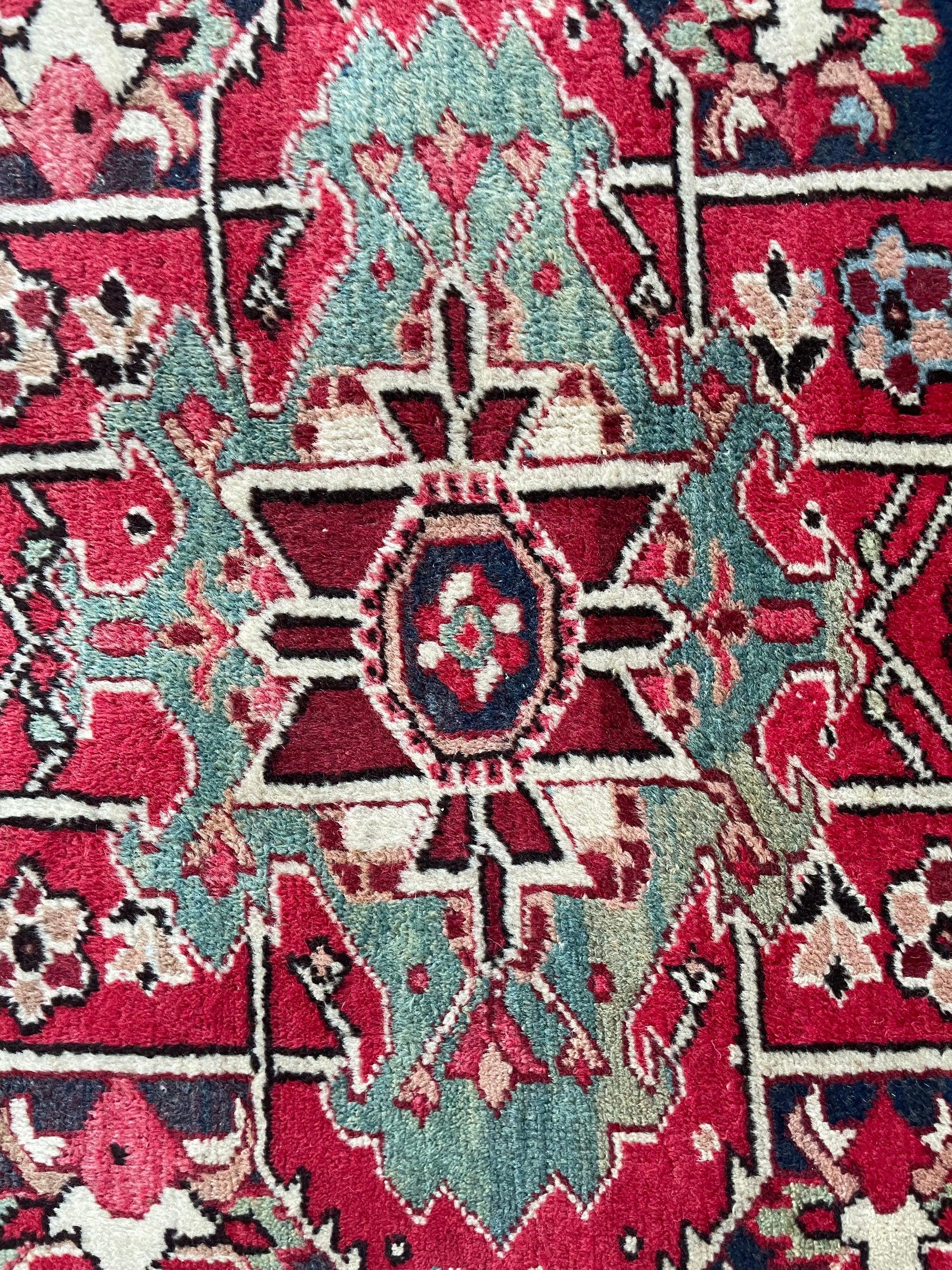 Antiquity Rich Heriz Rug Full Pile, c. 1940's. Bon état - En vente à Milwaukee, WI