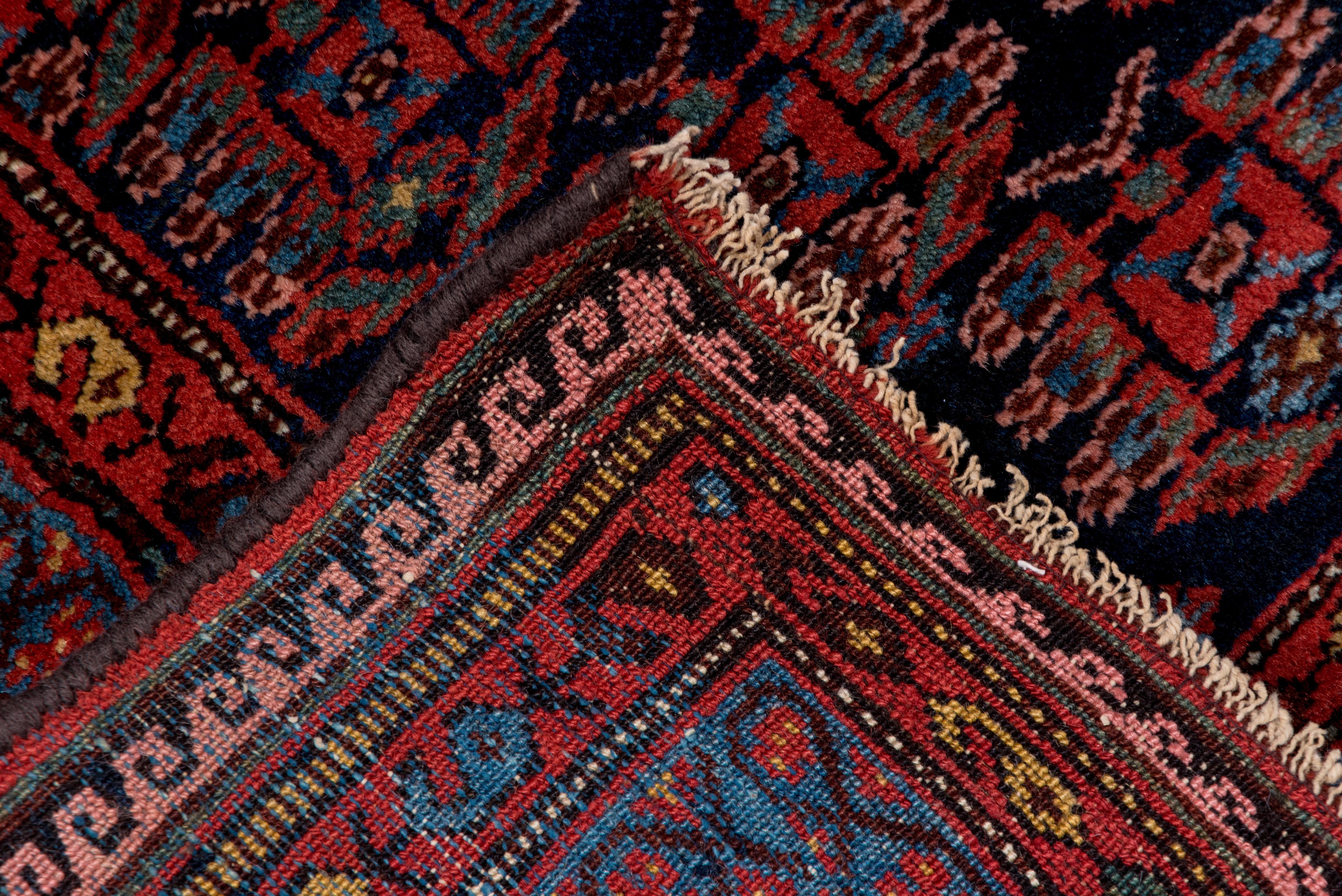 Antiker reichhaltiger roter Kurd-Teppich - um 1920 im Zustand „Gut“ im Angebot in New York, NY