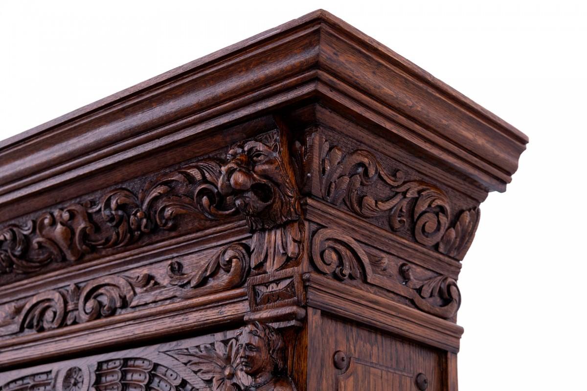 Fine XIX secolo Antica credenza riccamente intagliata, fine del XIX secolo. in vendita