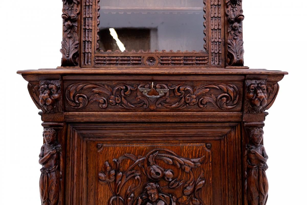 Antica credenza riccamente intagliata, fine del XIX secolo. in vendita 1