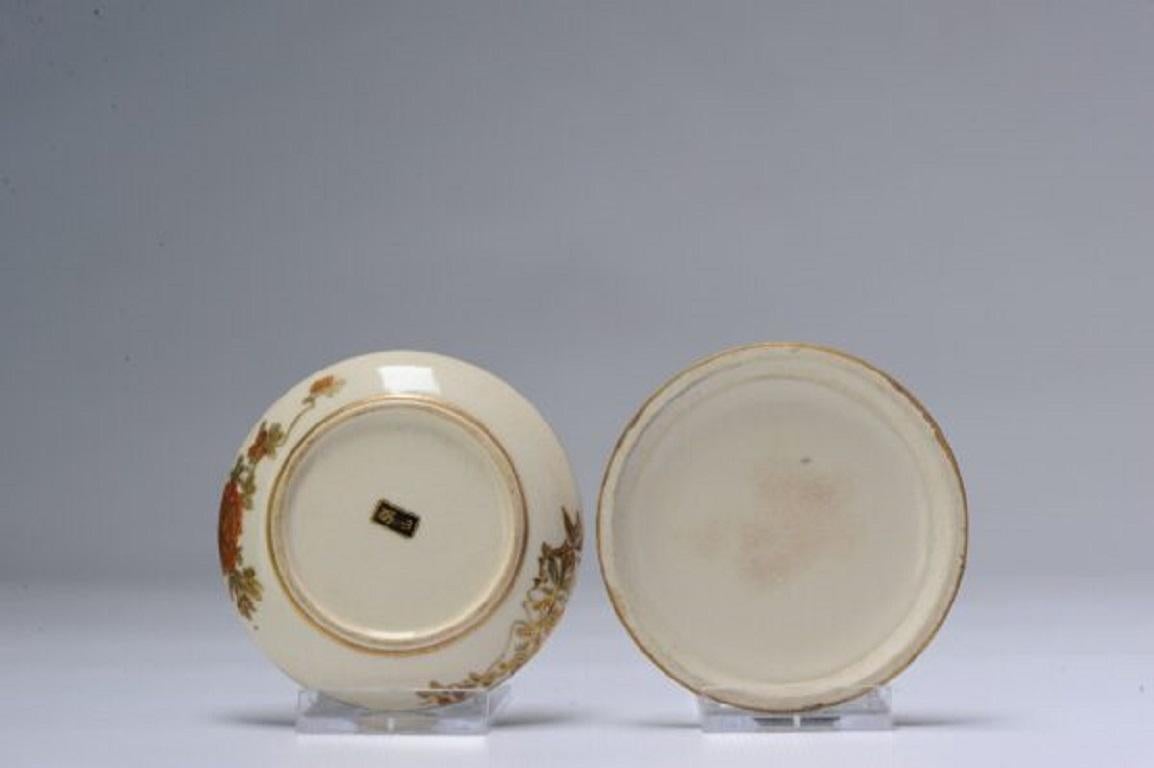 Japonais Boîte japonaise Satsuma ancienne richement décorée et marquée, vers 1900 en vente