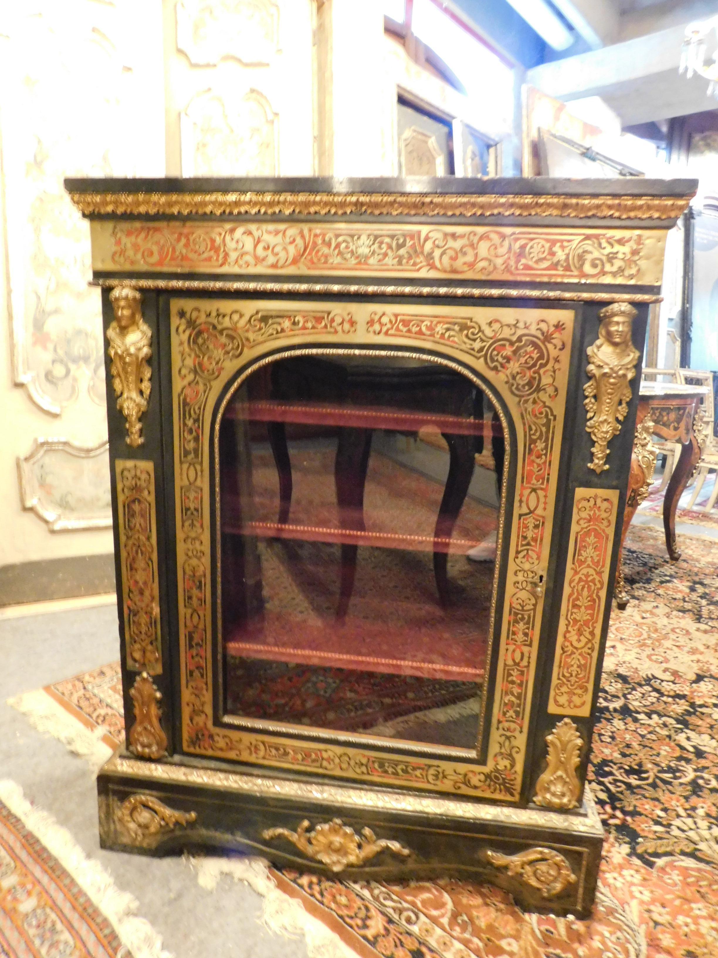 Richly decorated antique showcase, with a transparent glass door and red lined interior, exterior with gold and red decorations on a black wooden background, applied and sculpted bronzes, handmade in 1850 in Italy.
Elegant and refined cabinet,