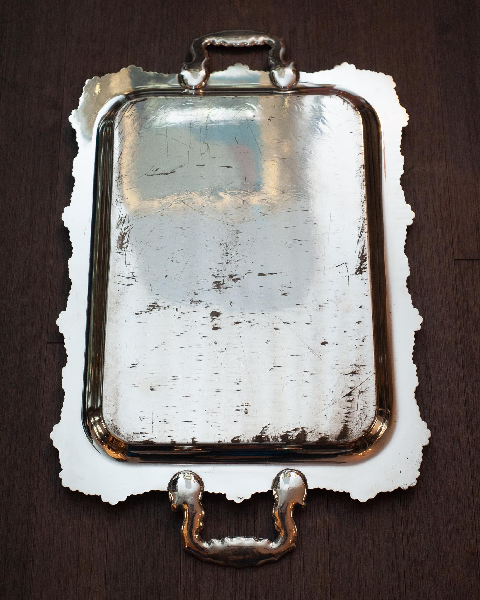 Antique plateau de service rectangulaire Rideau en métal argenté avec poignées Bon état - En vente à Toronto, ON