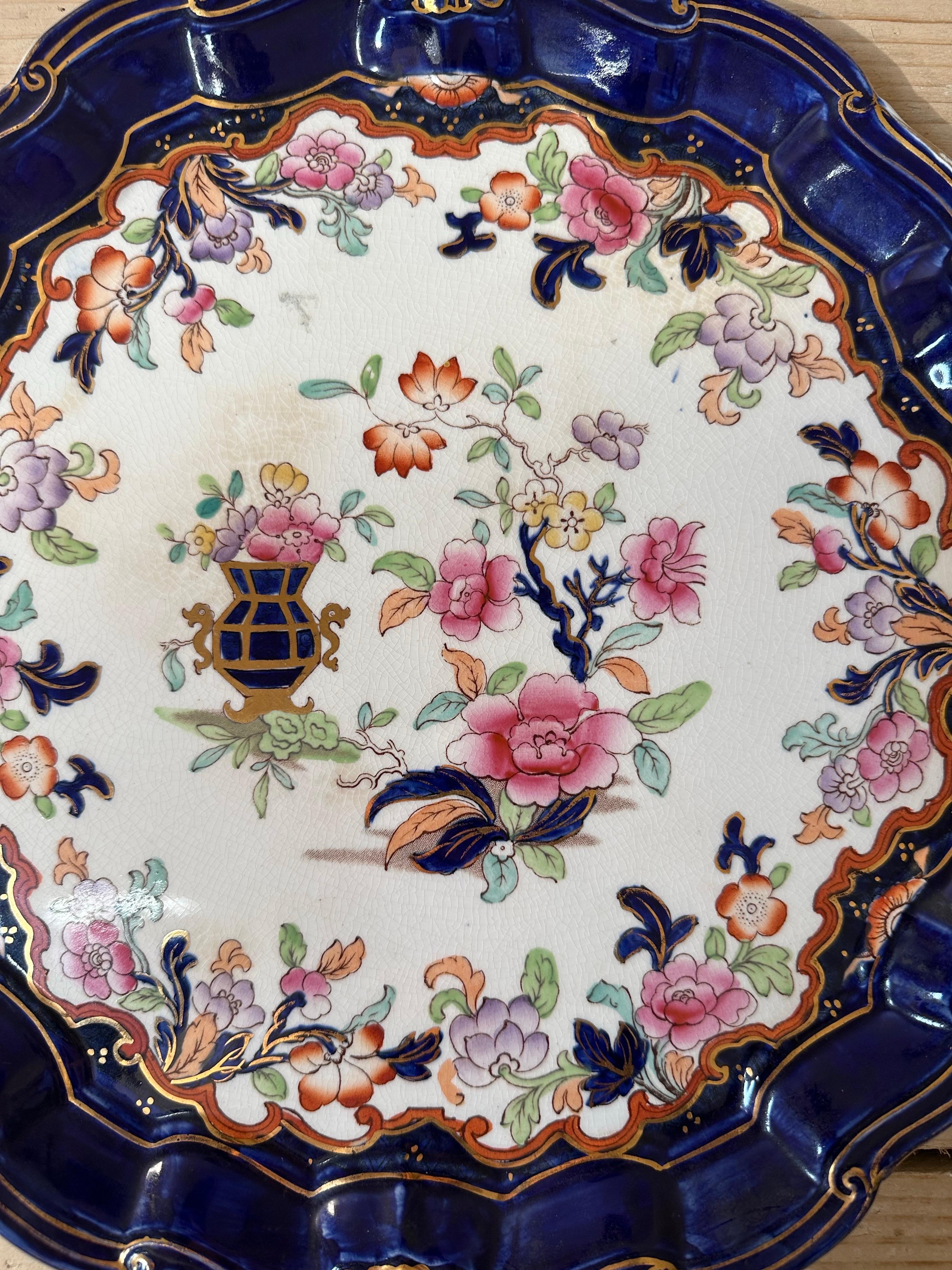 Vernissé Ancienne assiette en porcelaine de style Chinoiserie Ridgway avec bordure cobalt en vente