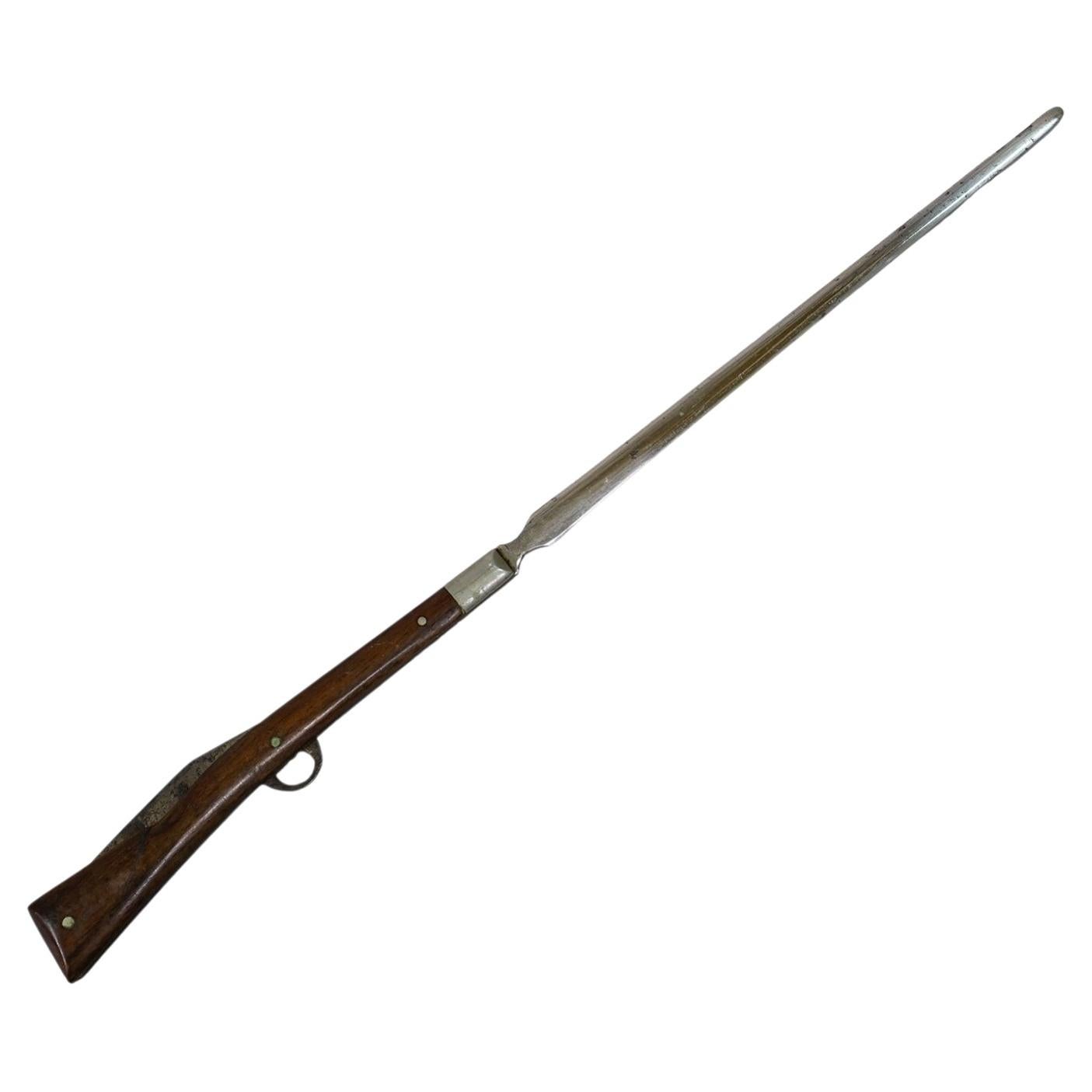 Coupe-papier en forme de fusil ancien et couteau de poche pliant, vers 1900 en vente