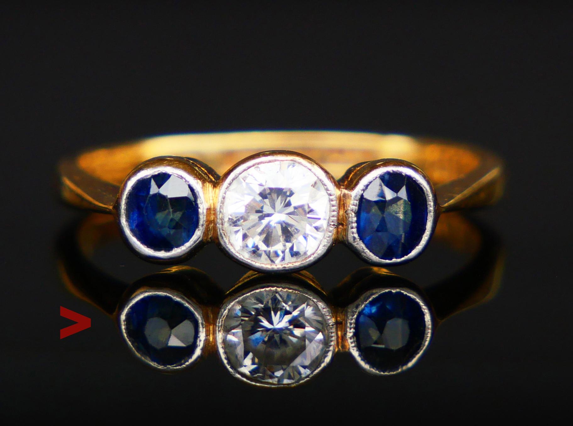 
Drei Steine Diamant und blaue Saphire Ring Hand - gemacht ca. 1910s - 1920s.this Design mit sicheren Lünette Clustern ist perfekt für den Alltag / permanente tragen.

Wahrscheinlich britisch, erstes Viertel des 20. Jahrhunderts. Gepunzt 