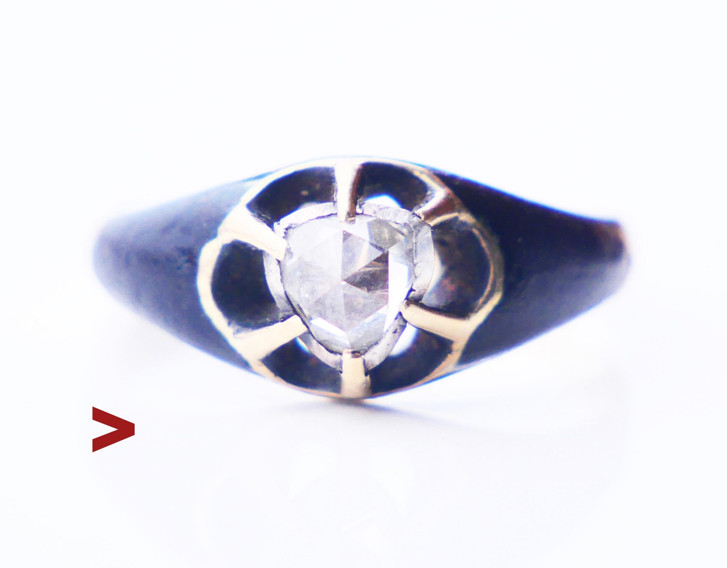 Anillo de hacia finales del siglo XIX - principios del XX. Hombros cubiertos de esmalte verde oscuro, racimo engastado en plata con un diamante trillón talla rosa de 5 mm x 5 mm x 5 mm / aprox. 0,5 ct. La parte posterior de la piedra está cerrada y
