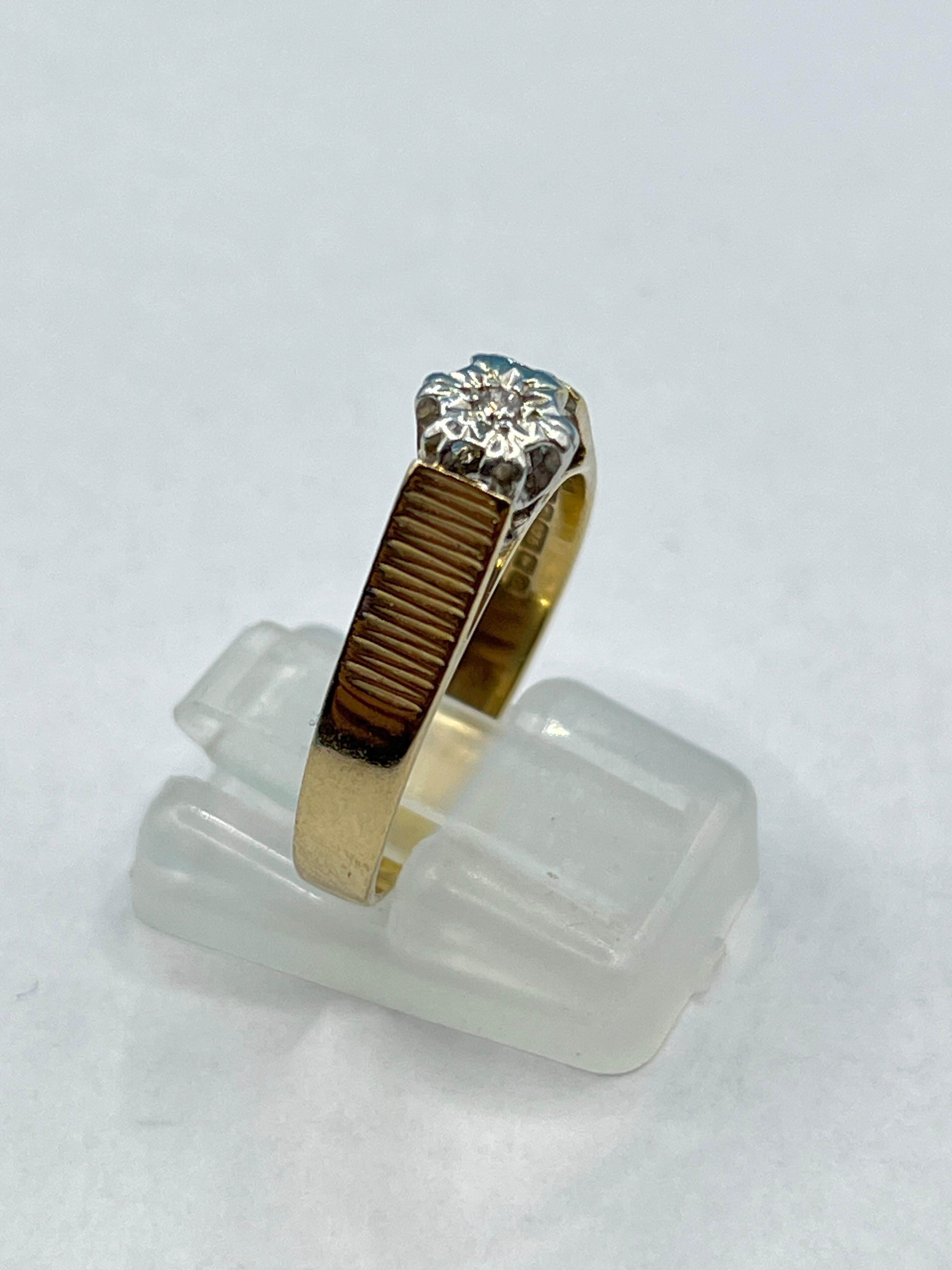 Antique ring, 1940s in 375 gold (9 carat)
A small diamond is set in the center. It weighs 2.8 grams. Italian size 19 (8.3/4 US). Small signs of the time.
It belonged to my great grandmother.
