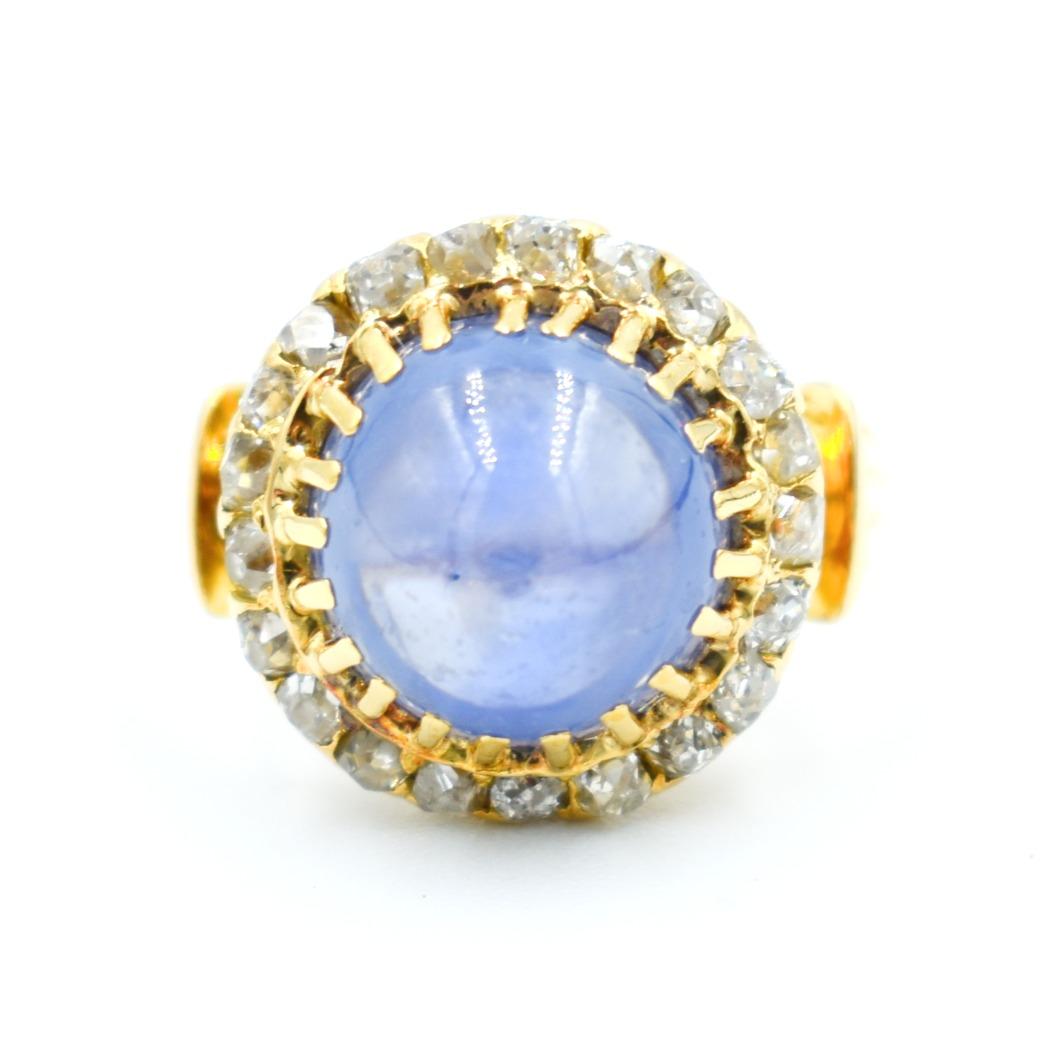 Sublime old ring from the 1880s-1890s. It is in 18-carat gold, adorned with a natural Ceylon sapphire in cabochon of approximately 4 carats (1 centimeter in diameter) enhanced by approximately 1 carat of rose-cut diamonds.
The Ceylon sapphire