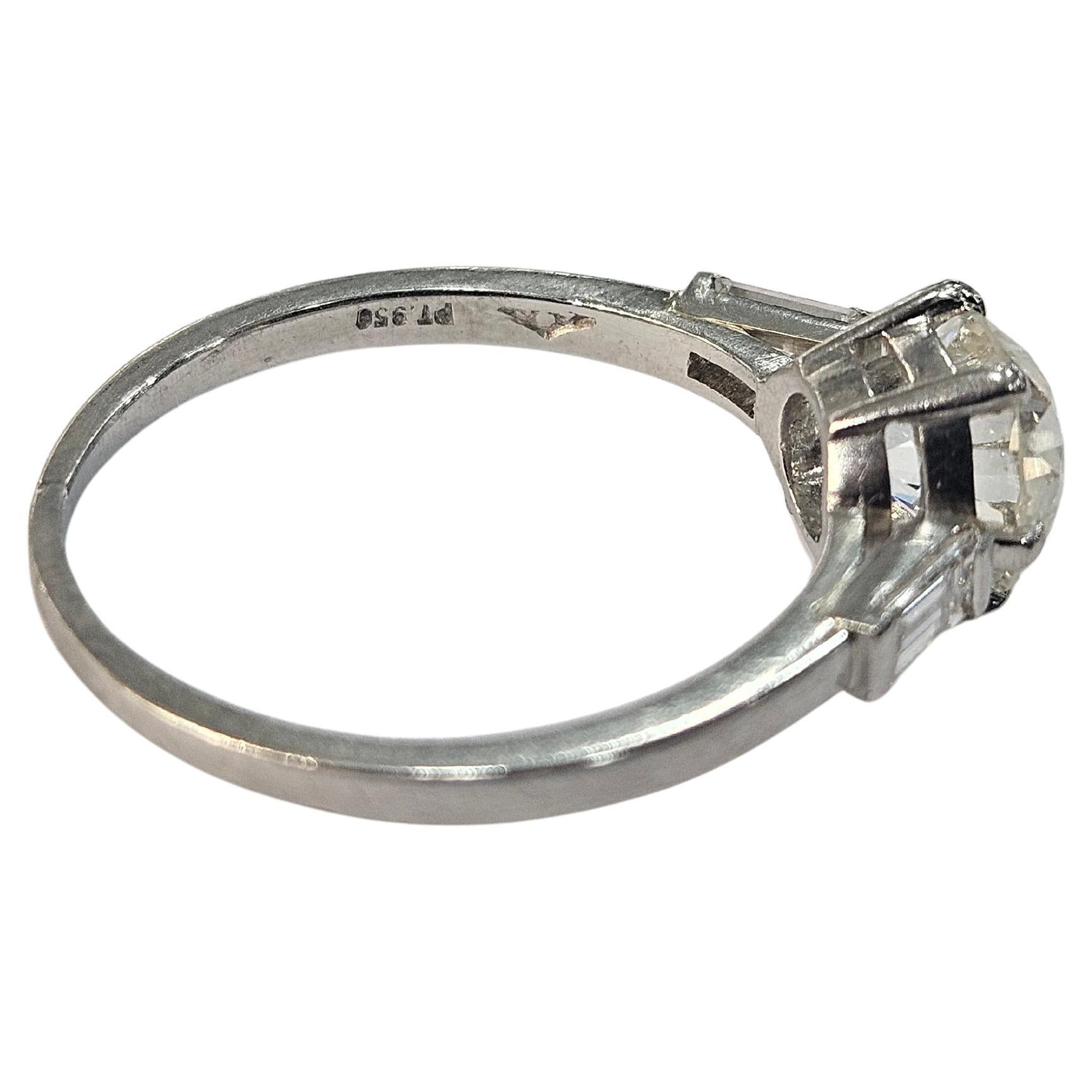 Antique Ring  Circa 1920  Old Cut Diamond 1.25 Cwt and two Baguette Platinum 950 In Good Condition For Sale In MADRID, ES